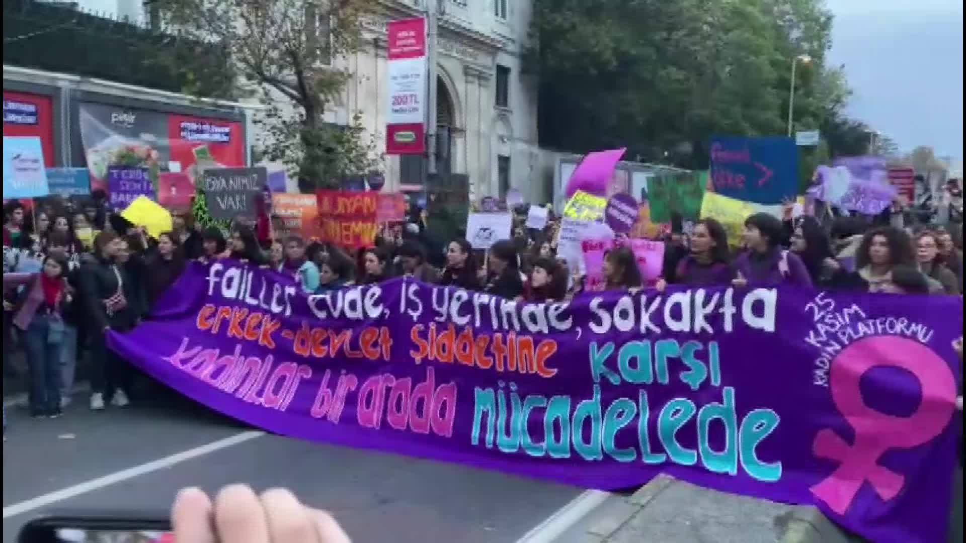 İSTANBUL'DA POLİS, KADINLARIN "25 KASIM KADINA YÖNELİK ŞİDDETLE ULUSLARARASI MÜCADELE GÜNÜ"NDE YÜRÜMELERİNE İZİN VERMEDİ