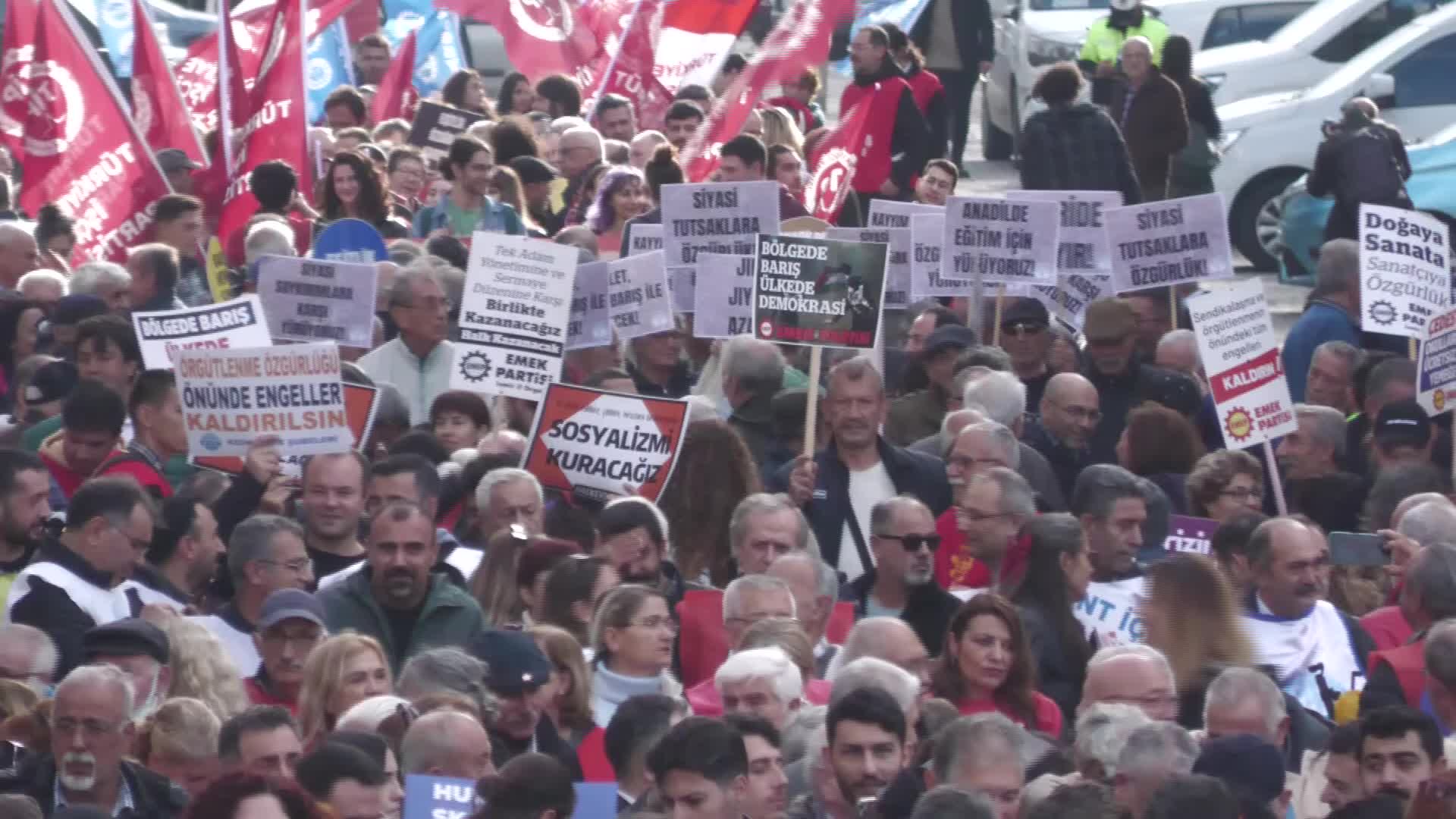 İZMİR EMEK VE DEMOKRASİ GÜÇLERİ, "DEMOKRASİ YÜRÜYÜŞÜ" DÜZENLEDİ: “YAŞANAN SÜREÇ TAM ANLAMIYLA BİR YARGI DARBESİDİR”