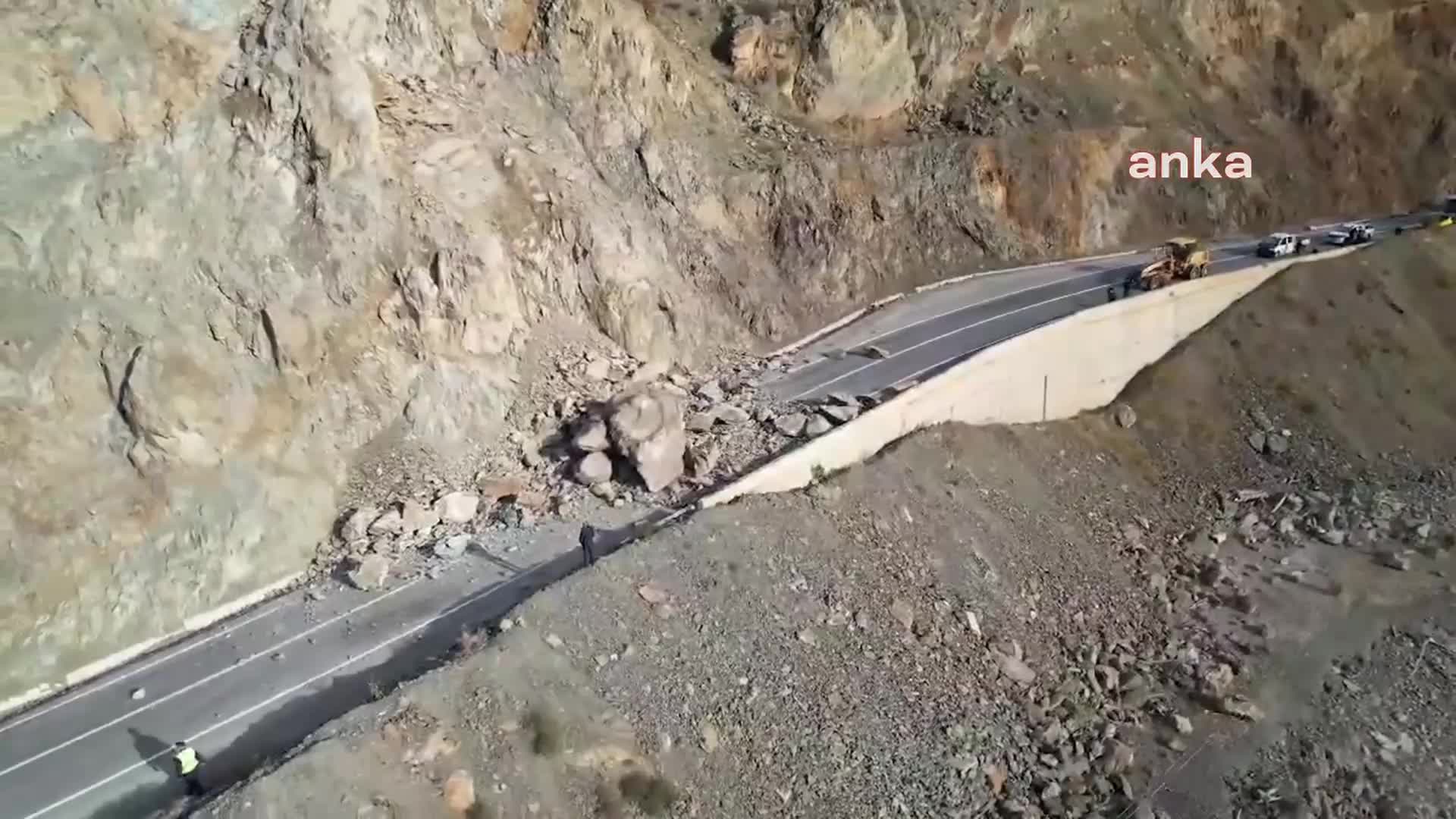 ARTVİN'DE ETKİLİ OLAN YAĞIŞ NEDENİYLE ARDAHAN KARAYOLUNA DEV KAYALAR DÜŞTÜ