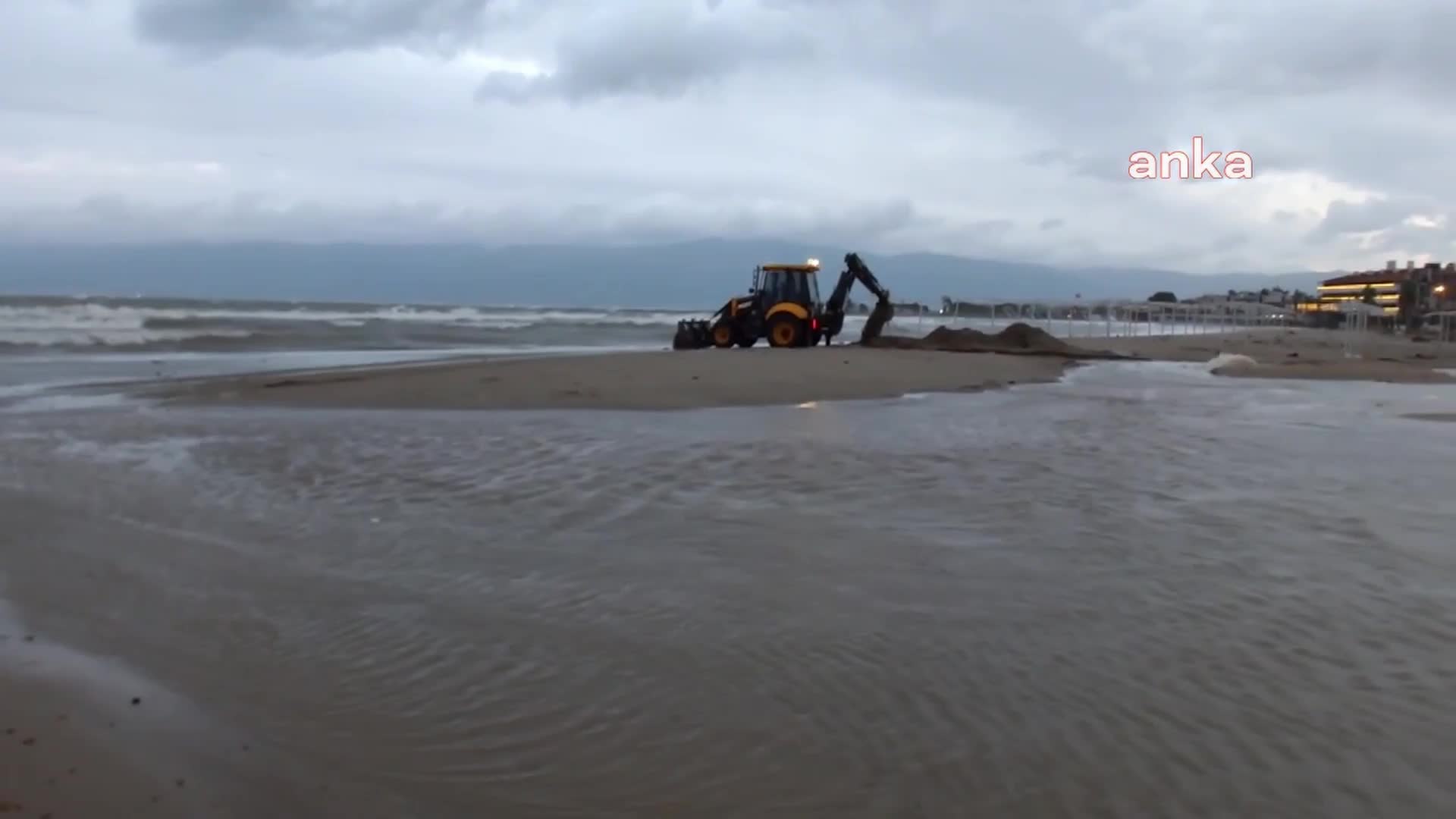BURHANİYE'DE KABARAN DENİZ SOKAKLARA TAŞTI, BAZI EVLERİ SU BASTI