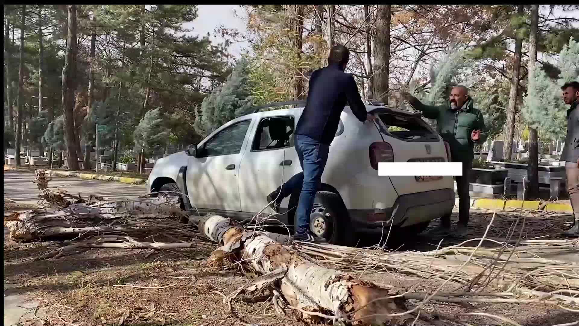 AKSARAY'DA KUVVETLİ RÜZGAR HAYATI OLUMSUZ ETKİLEDİ
