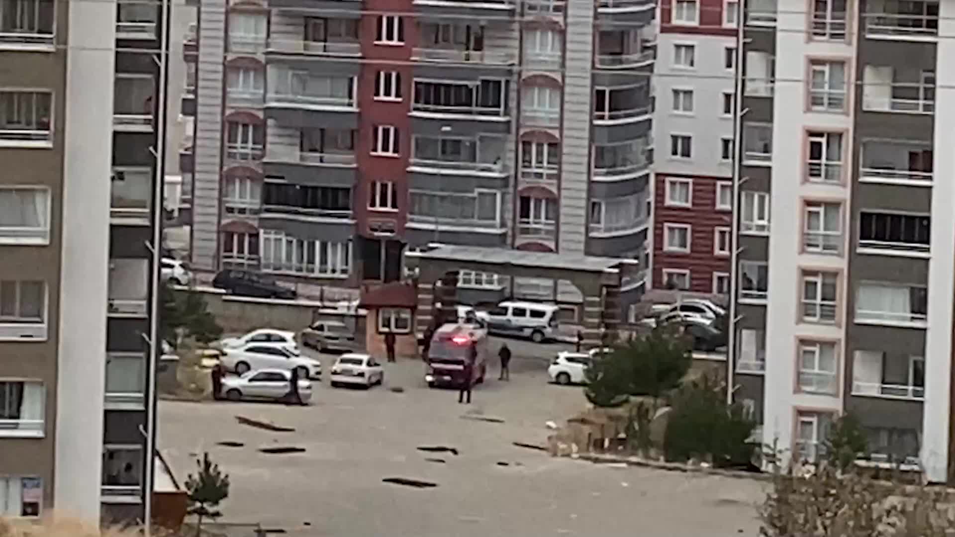 YOZGAT'TA ŞİDDETLİ RÜZGAR EVLERİN ÇATILARINI UÇURDU