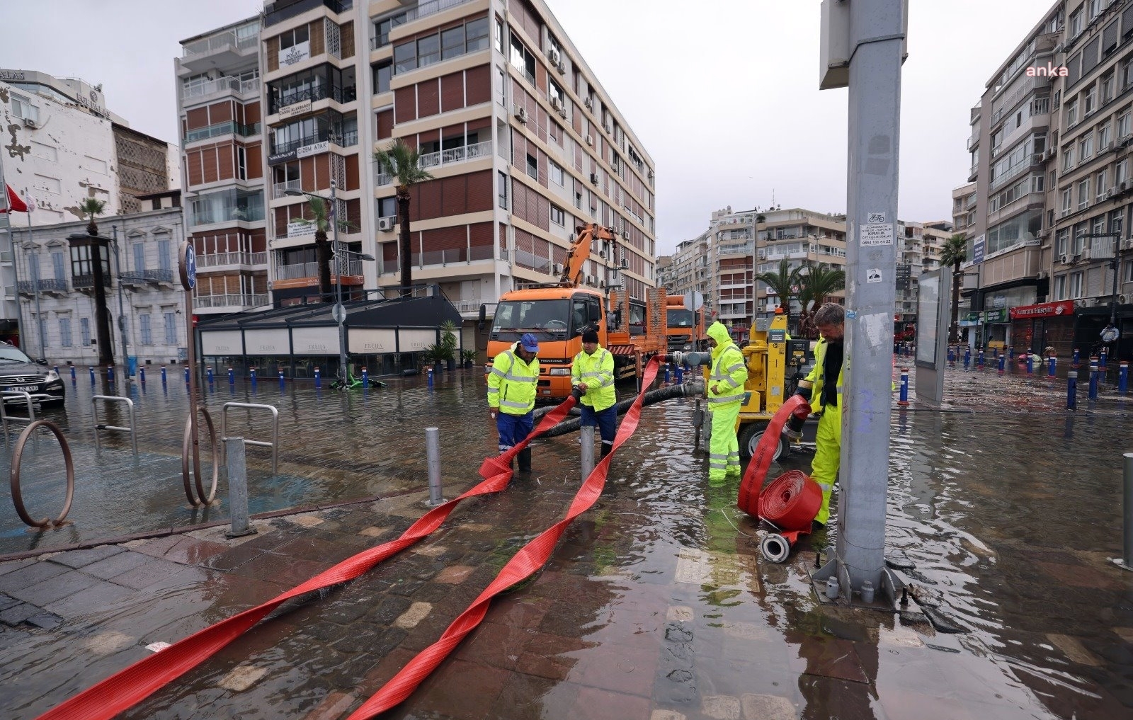 İZMİR'DE DENİZİN YENİDEN YÜKSELME RİSKİNE KARŞI TEYAKKUZ SÜRÜYOR