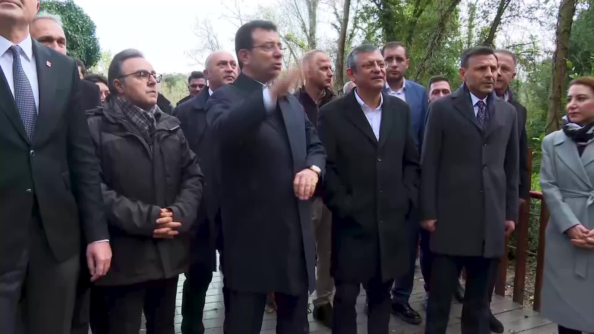ÖZEL, İMAMOĞLU İLE BİRLİKTE BÜYÜKDERE ATATÜRK FİDANLIĞI’NI GEZDİ: “EĞER BURAYA BUNU YAPMAYIP VİLLA YAPSAN 40 MİLYARI GEÇERMİŞ. BUNU 40 MİLYARDAN DEĞERLİ GÖREN BELEDİYECİLİK ANLAYIŞI BİZİM BELEDİYECİLİK ANLAYIŞIMIZ”