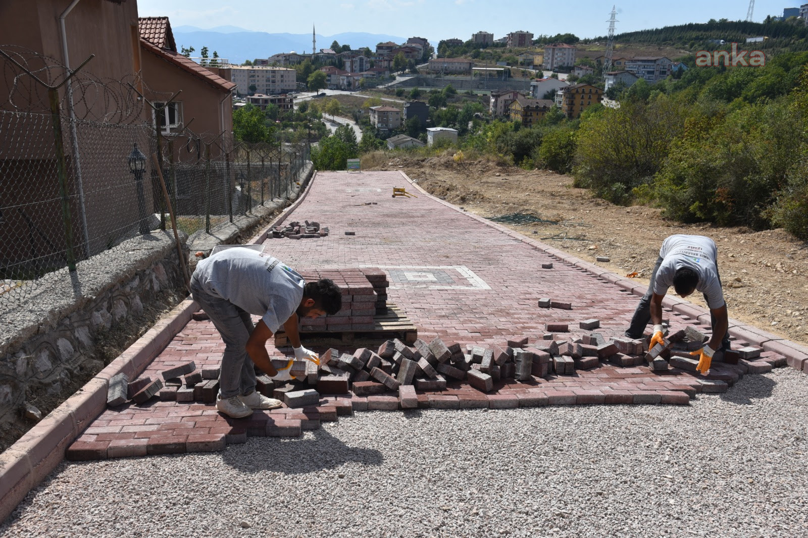 İZMİT BELEDİYESİ'NDEN KURUÇEŞME HATİPKÖY'E YENİ PARKE YOL