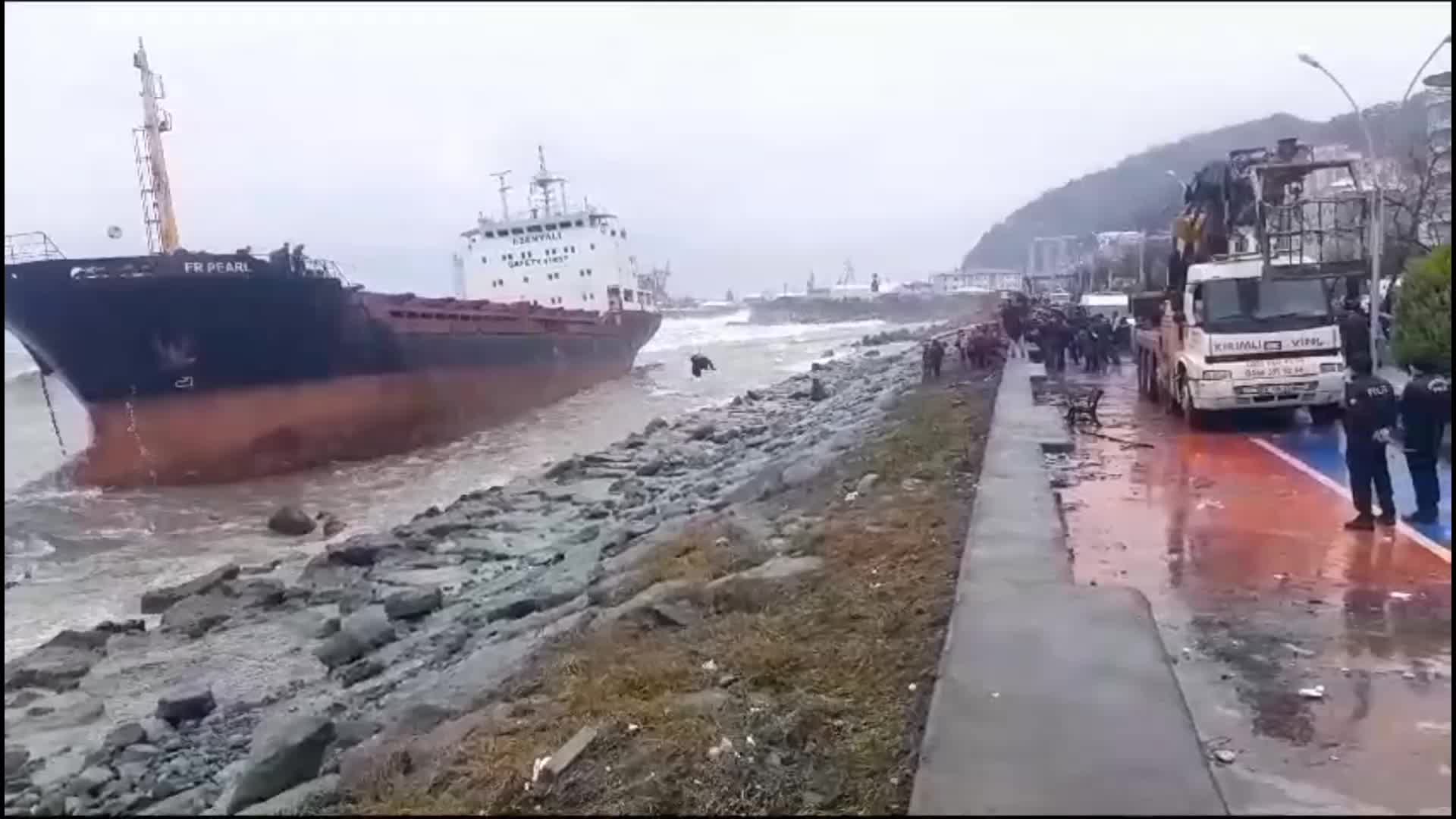 HOPA’DA DENİZ AÇIKLARINDA YÜK GEMİSİ KARAYA OTURDU