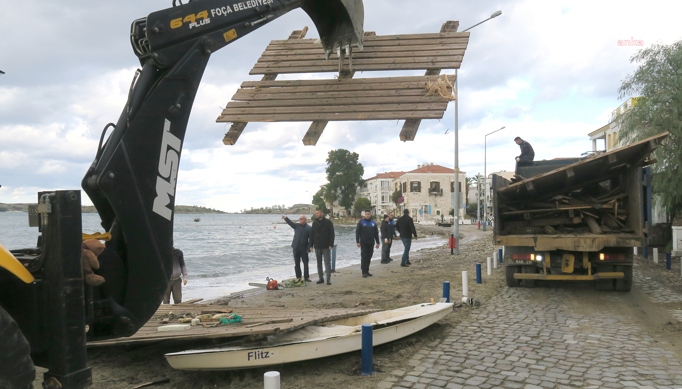 FOÇA'DA FIRTINA İZLERİ SİLİNİYOR