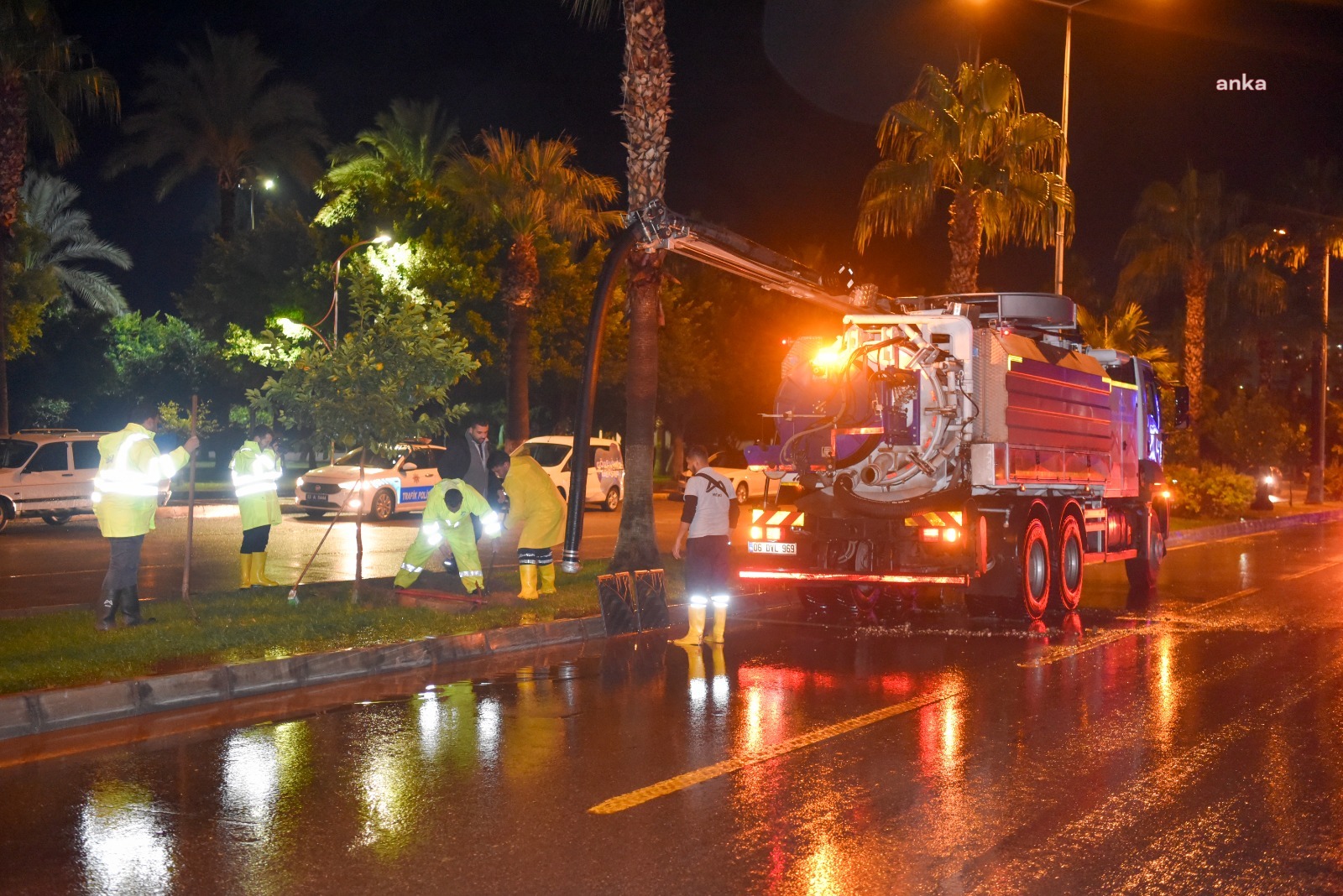 MESKİ EKİPLERİ, ŞİDDETLİ YAĞIŞ SIRASINDA MEYDANA GELEN ARIZAYI HIZLA ONARDI
