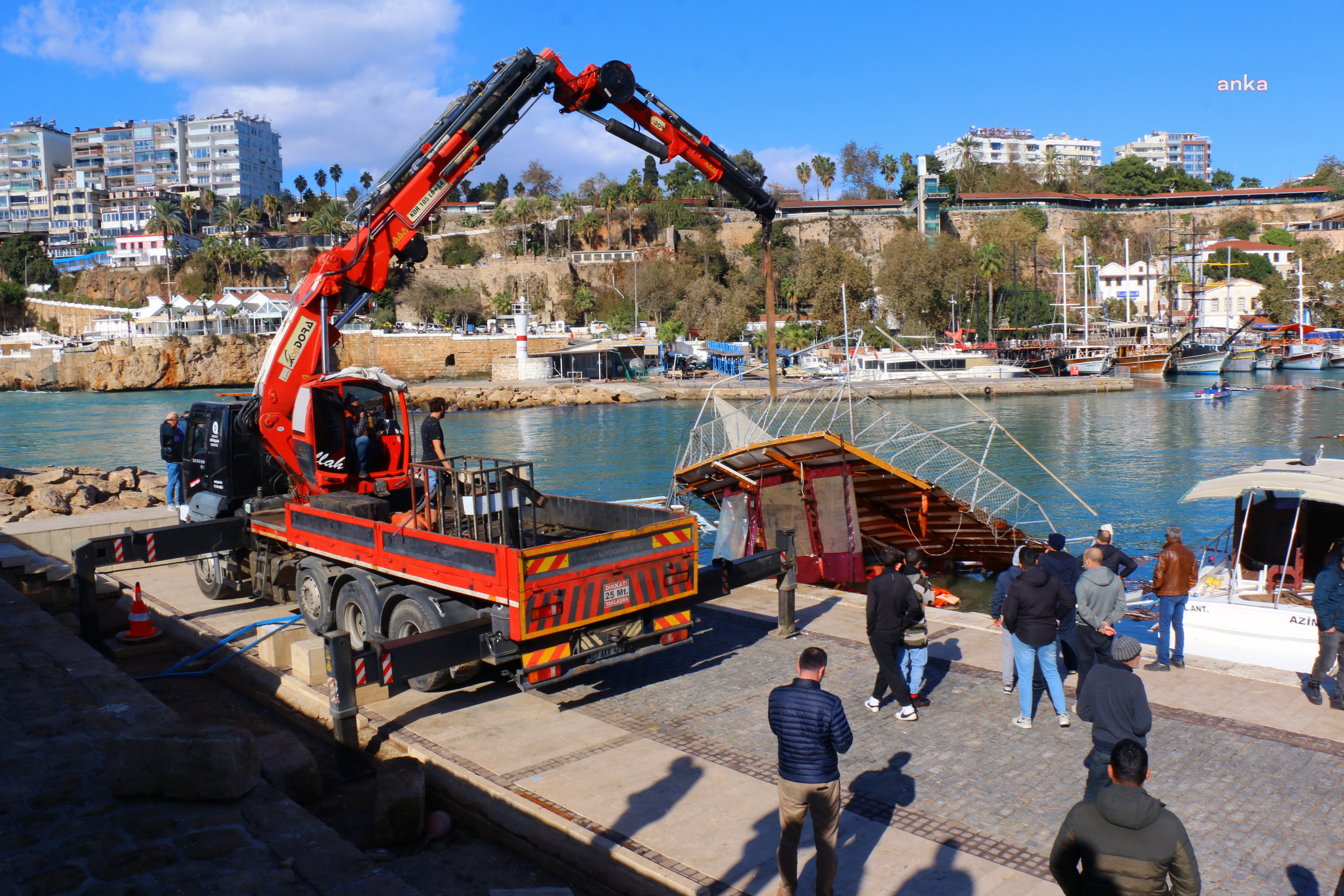 ANTALYA BÜYÜKŞEHİR FIRTINANIN İZLERİNİ SİLMEYE DEVAM EDİYOR