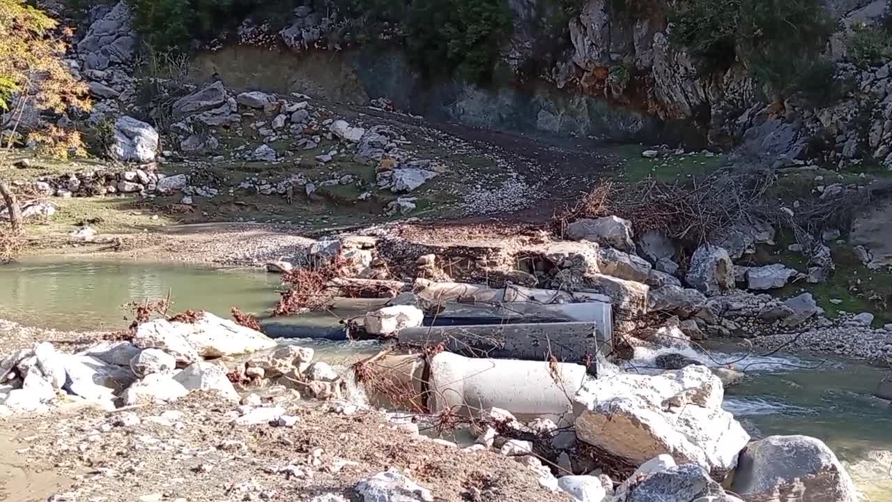 YAĞMURDA YIKILAN MENFEZ NEDENİYLE EVDE MAHSUR KALAN SUMBASLI VATANDAŞ YARDIM BEKLİYOR