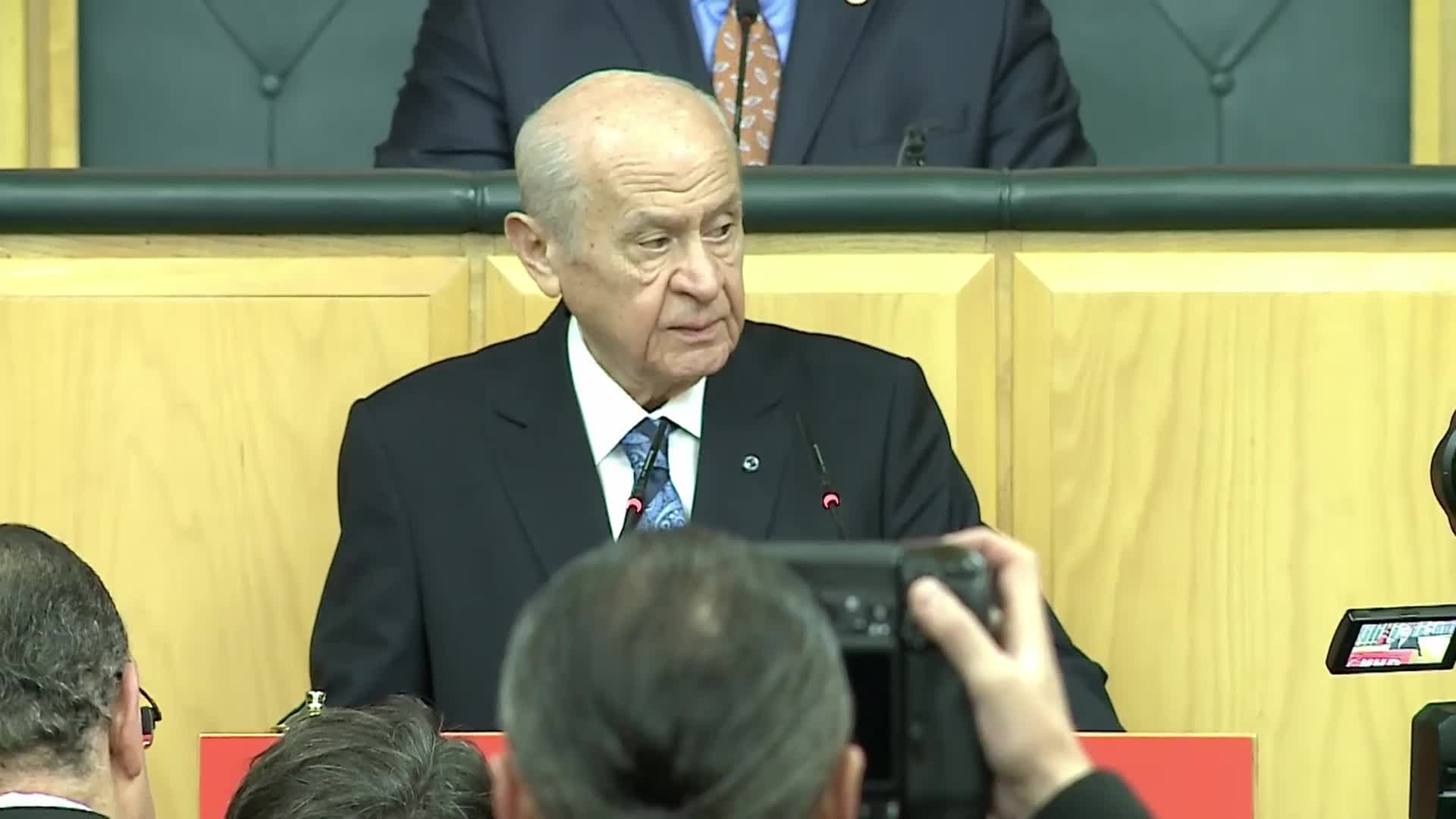 BAHÇELİ: SAHTEKAR BANKACILAR, KURULAN SAADET ZİNCİRLERİ, SAÇLARINA DOLARDAN BUKLELER YAPAN ŞAİBELİ SOYTARILAR GERÇEKTEN DE MİLLETİMİZDE HAKLI BİR ÖFKEYE NEDEN OLMAKTADIR