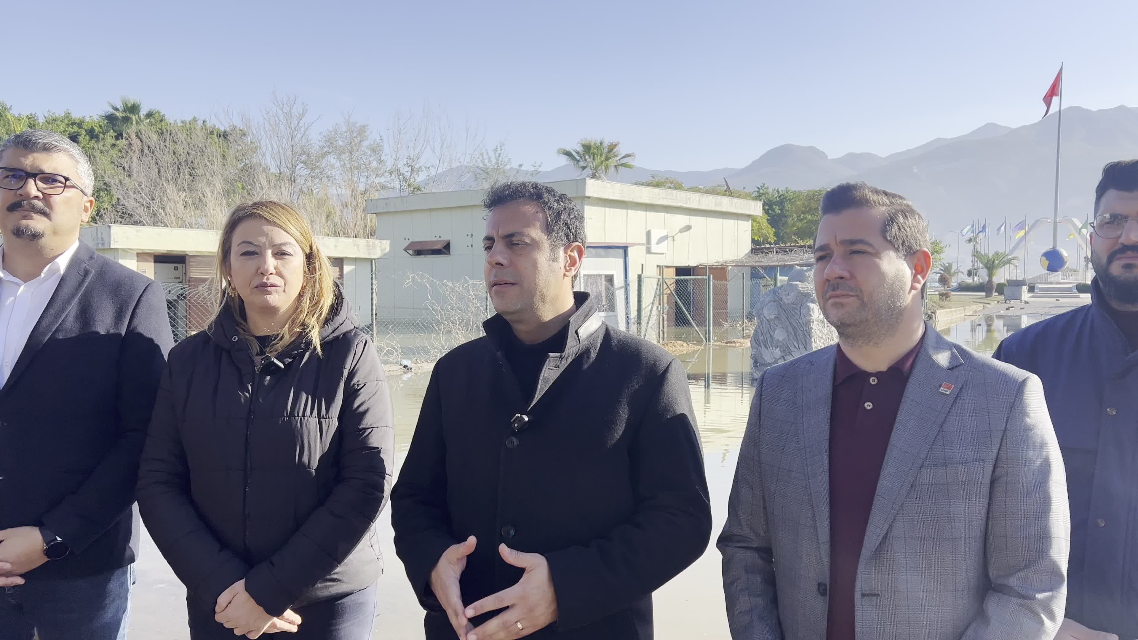 CHP HEYETİ, SEL FELAKETİNİN YAŞANDIĞI İSKENDERUN’DA… BARAN BOZOĞLU: “MALUMUN İLAMIDIR ASLINDA. GÖZ GÖRE GÖRE GELEN BİR FELAKETİ YAŞIYORUZ”