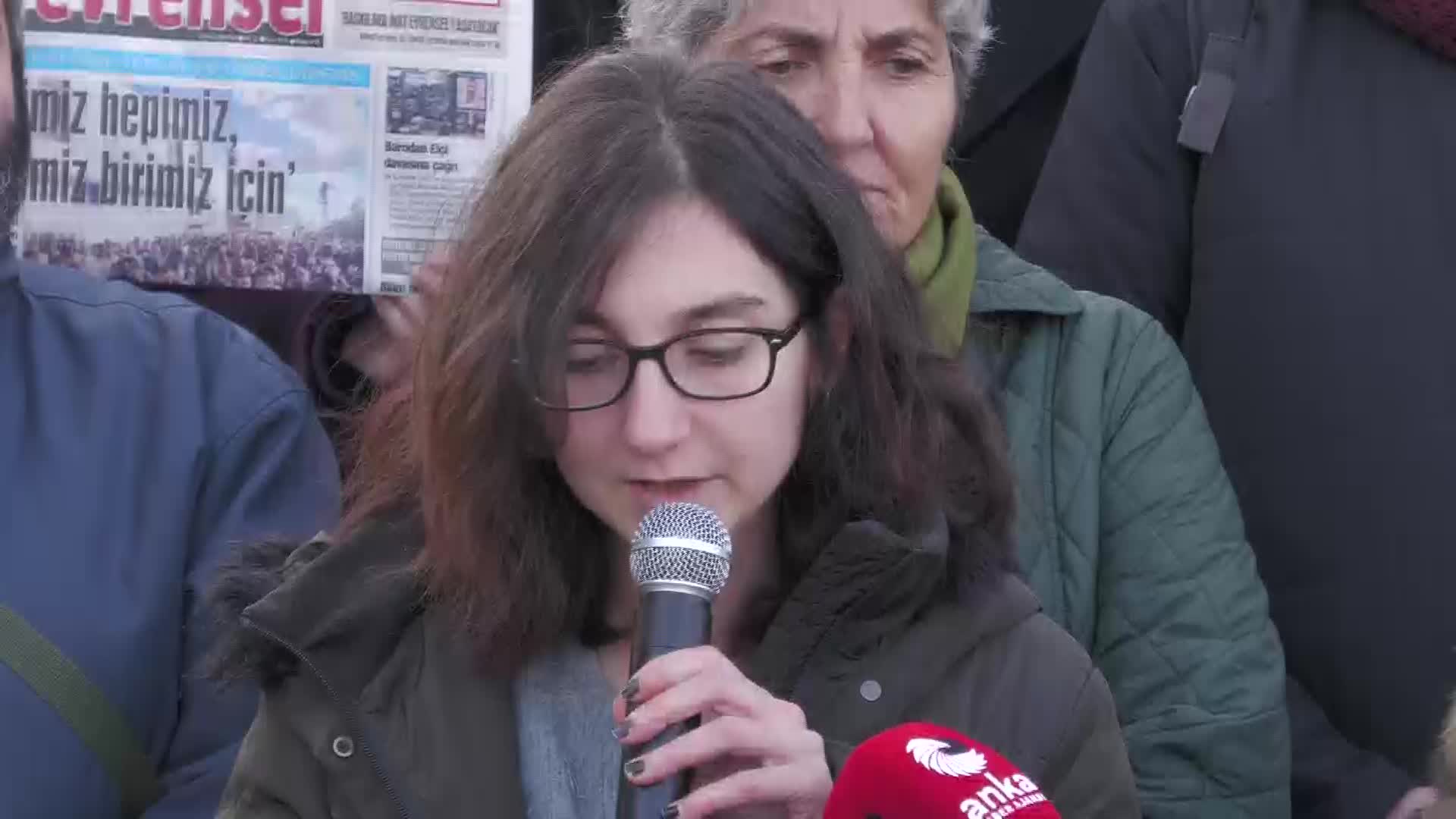 EVRENSEL GAZETESİNİN, BASIN İLAN KURUMU'NUN, RESMİ İLAN VE REKLAM YAYIMLAMA HAKKINI İPTALİNE KARŞI AÇTIĞI DAVANIN İLK DURUŞMASI YAPILDI. FATİH POLAT: "MAHKEMENİN BU HUKUKSUZLUĞA DUR DEMESİNİ BEKLİYRUZ"