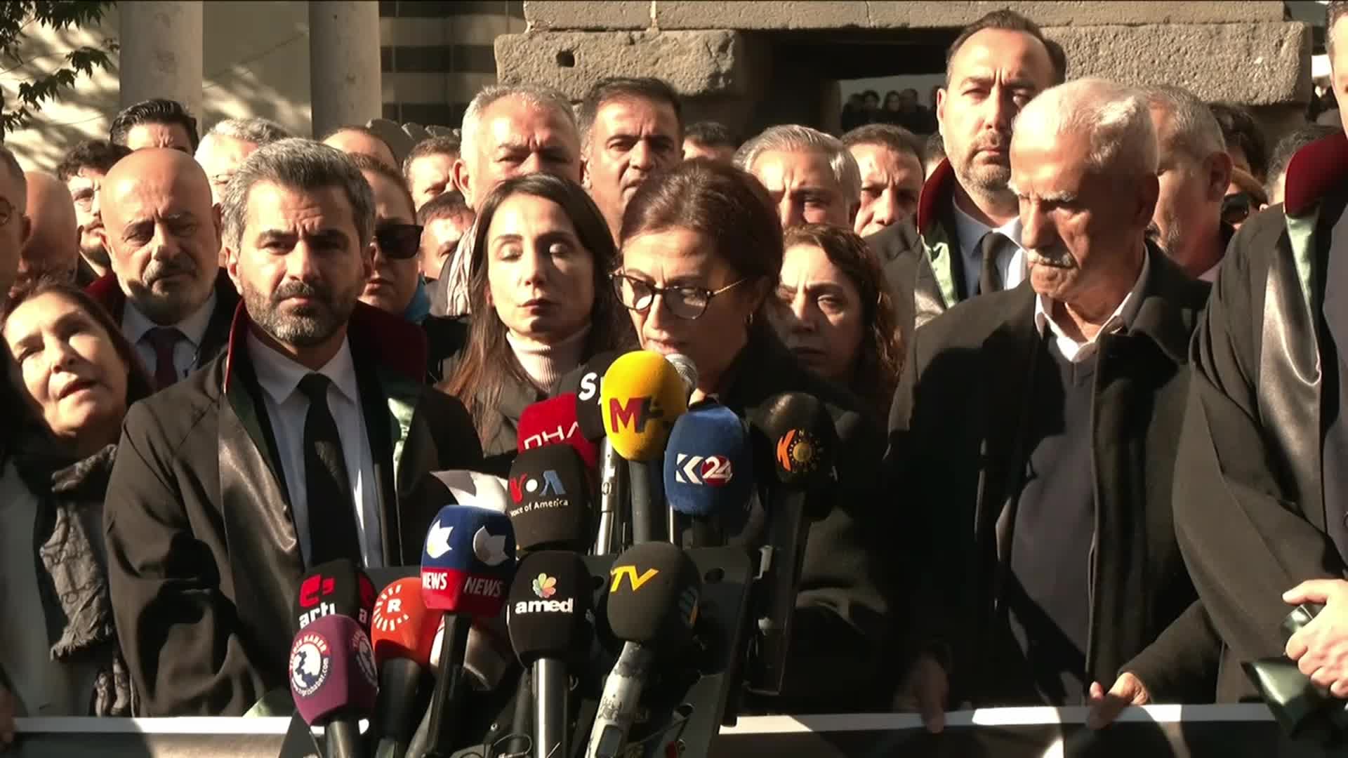 TAHİR ELÇİ, KATLEDİLDİĞİ DÖRT AYAKLI MİNARE ÖNÜNDE ANILDI… TÜRKAN ELÇİ: ACILARDA ÇOĞALAN BİR ÜLKEYE DÖNÜŞTÜRÜLDÜK…ÖZGÜR, HUZURLU, KARDEŞÇE, İNSAN ONURUNA YARAŞIR, ŞİDDETSİZ BİR DÜNYA HAYALİMİZ VAR”