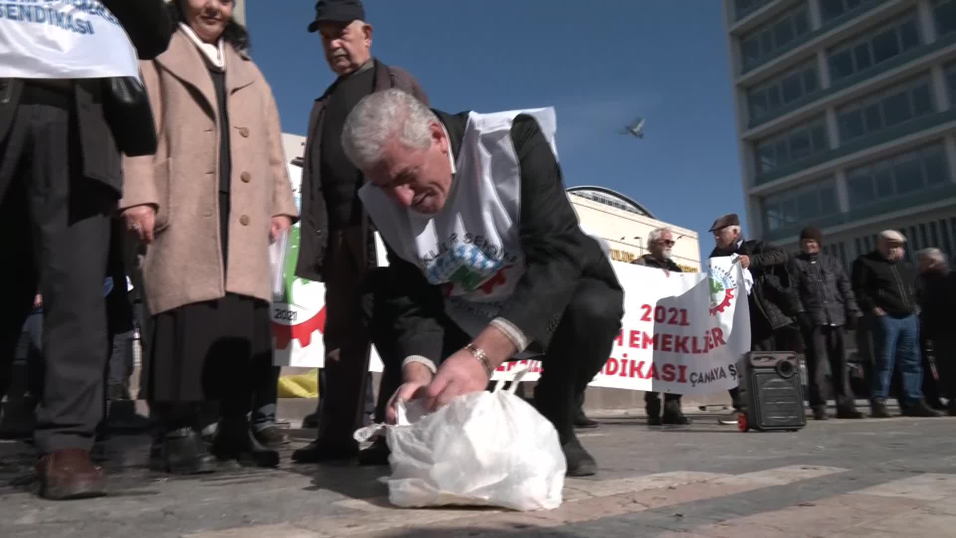 EMEKLİLER, MAAŞLARININ AZLIĞINI ÖDEYEMEDİKLERİ FATURALARINI YAKARAK PROTESTO ETTİ...  "EN DÜŞÜK EMEKLİ MAAŞI AÇLIK SINIRI ÜSTÜNDE OLMALIDIR"