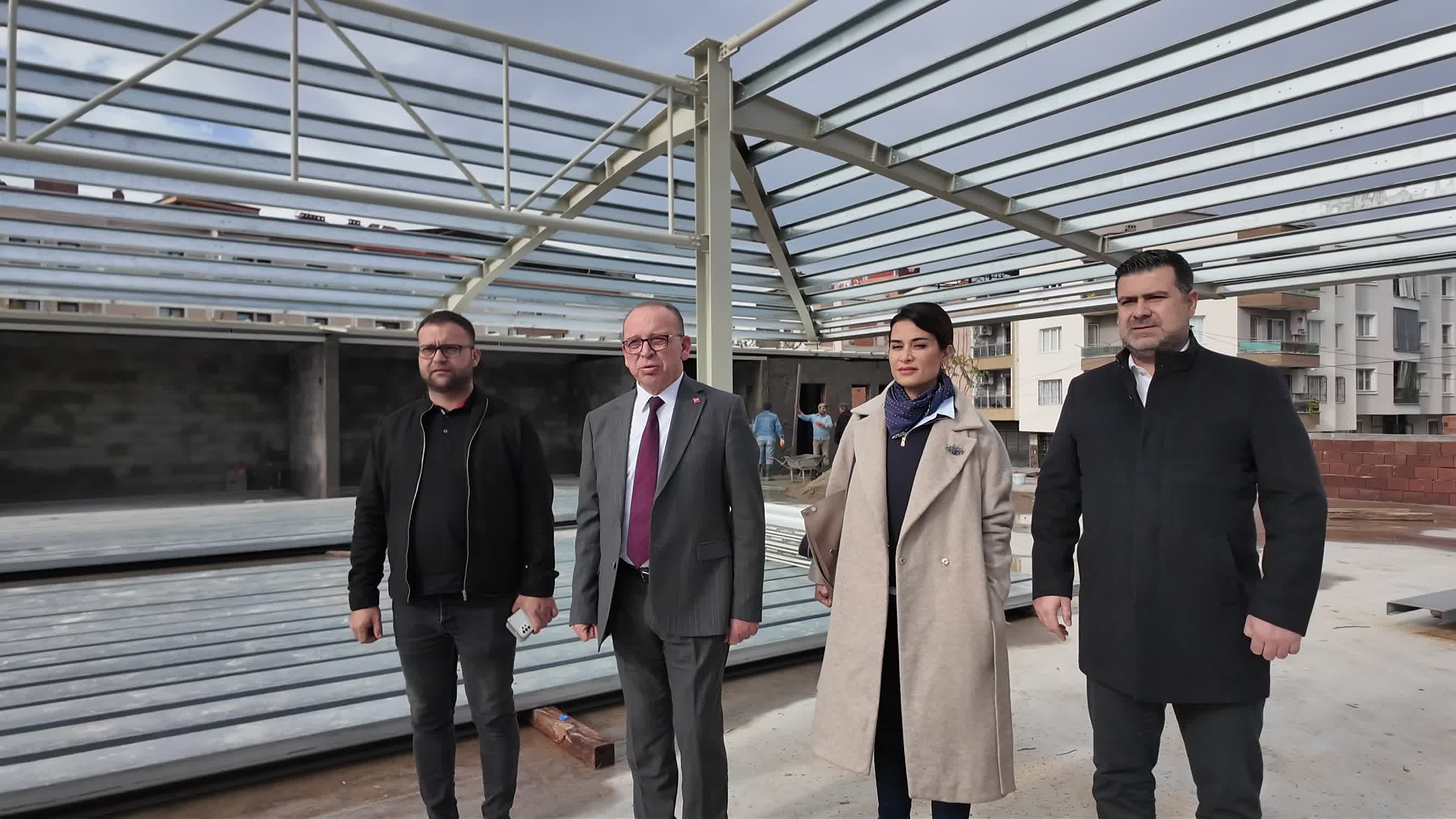 TURGUTLU BELEDİYE BAŞKANI ÇETİN AKIN, CUMA PAZARI İNŞAATINDA İNCELEMELERDE BULUNDU