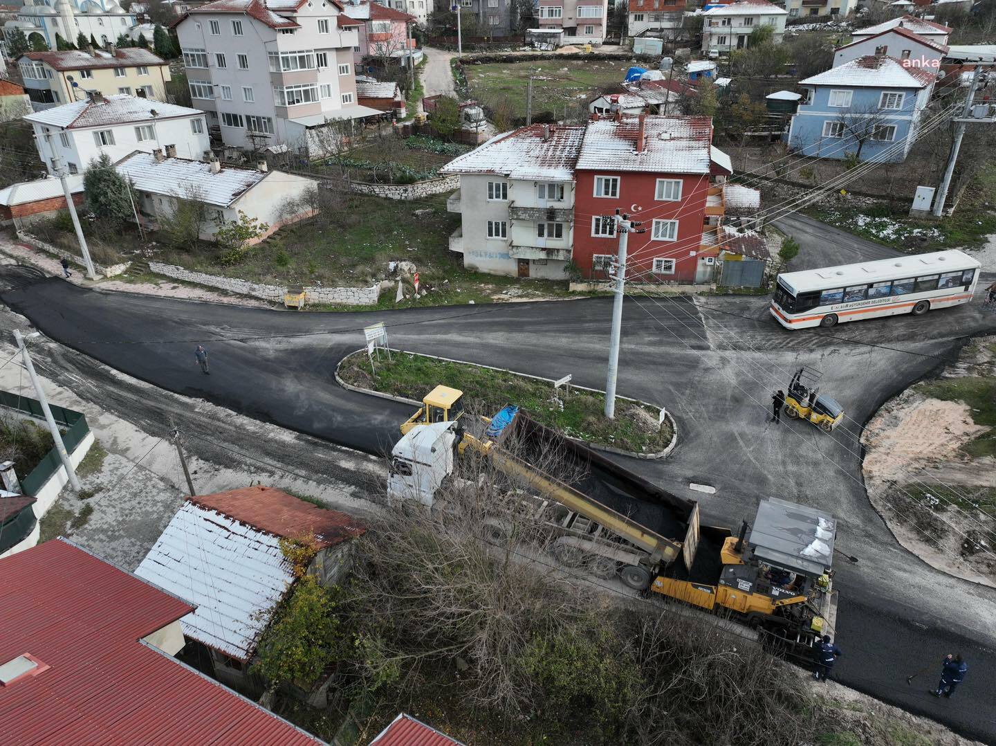 BİLECİK BELEDİYESİ, PELİTÖZÜ YOLU VE KÖY İÇİNDEKİ YOLLARI ASFALTLADI