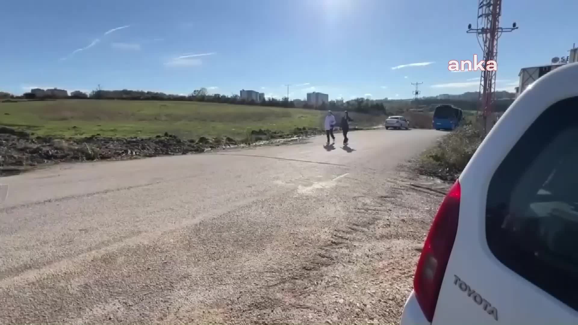 SİNOP’TA KYK YURDU İÇİN, İZİN ALINMADAN ARAZİSİNDEN YOL GEÇİRİLEN VATANDAŞ: "SEN BENİM YERİME GİRİP DE TAŞ DÖKÜP ASFALT YAPAMAZSIN"