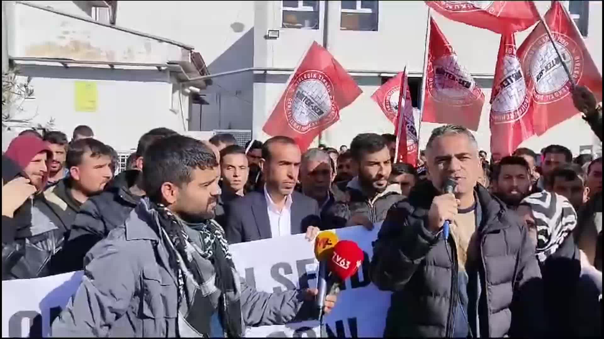 ŞANLIURFA'DAKİ TEKSTİL İŞÇİLERİN EYLEMİNDE İKİNCİ GÜN... İŞÇİ KARATAŞ: "TALEPLERİMİZ NET. İŞTEN ATILAN ARKADAŞIMIZ GERİ ALINSIN, İÇERİDEKİ SARI SENDİKA VE İŞ YERİ YÖNETİMİNİN ÜZERİMİZDE KURDUĞU BASKI SONA ERSİN"