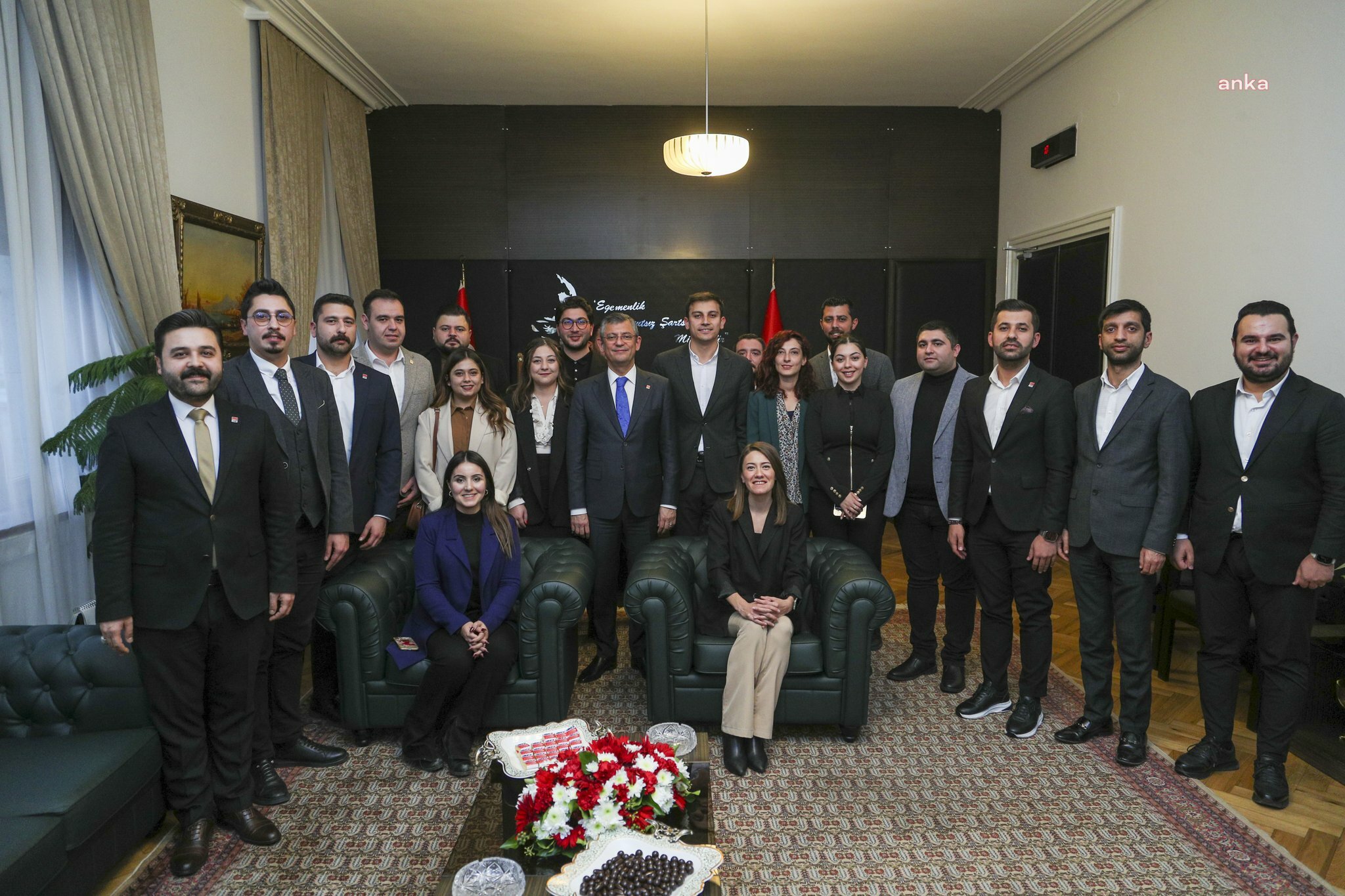 ÖZGÜR ÖZEL, GENÇLİK KOLLARI GENEL BAŞKANI KİLLİK VE GENÇLİK KOLLARI MYK ÜYELERİYLI BİR ARAYA GELDİ