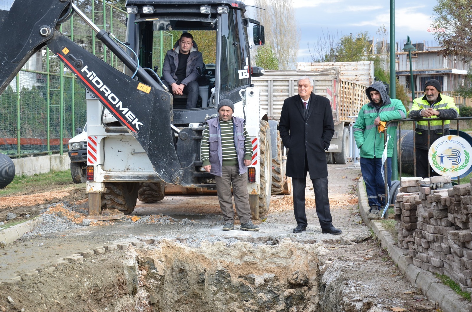 BOZÜYÜK BELEDİYESİ'NDEN KANAL BOYUNDA KANALİZASYON HATTI YENİLEME ÇALIŞMASI