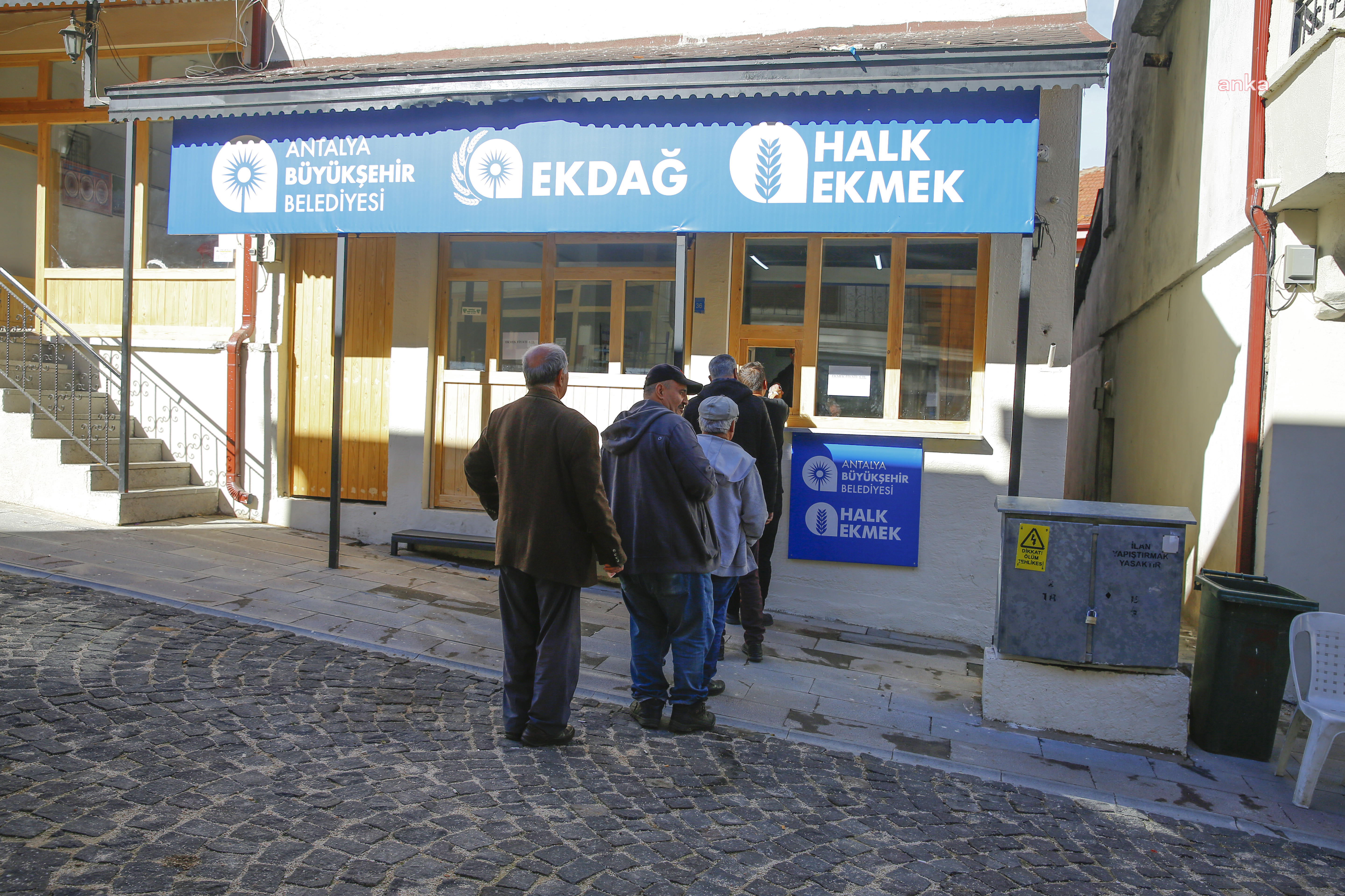 ANTALYA BÜYÜKŞEHİR'DEN AKSEKİ CEVİZLİ MAHALLESİ’NE HALK EKMEK BÜFESİ