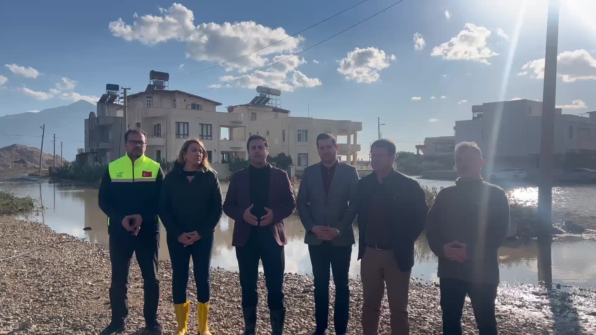 CHP HEYETİ, SAMANDAĞ’DA DEPREM ATIKLARININ TOPLANDIĞI ALANDA: “DOĞAL BİR AFETİN, YÜZYILLAR BOYU SÜRECEK BİR YAPAY AFETE DÖNÜŞTÜĞÜNÜ GÖRÜYORUZ”