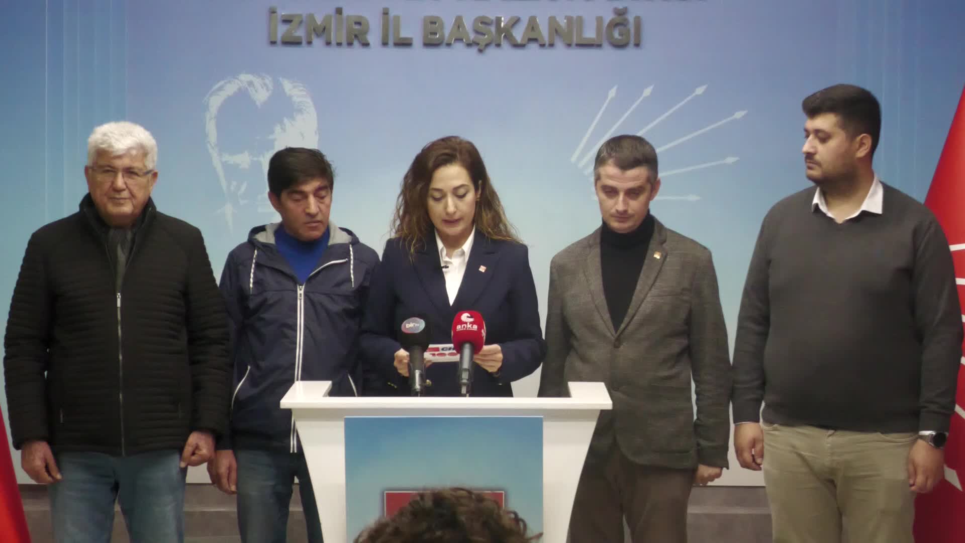 CHP İZMİR İL BAŞKANLIĞI: “DEVLETİ KORUMASI GEREKEN İRADE, KENDİ ELİYLE DEVLETTE KRİZ ÇIKARIP ANAYASA DEĞİŞİKLİĞİNE ZEMİN ARIYOR”