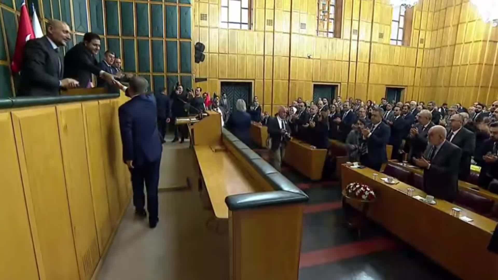 DAVUTOĞLU'NDAN "BEYAZ GÖMLEKLİ" PROTESTO: "PARALARI ALANLAR DA GÜZELLİK SALONLARINI AÇANLAR DA ‘DEVLETİMİZ, BAYRAĞIMIZ, EZANIMIZ..’ ARTIK ‘VATAN, BAYRAK, DEVLET, EZAN’ DİYENE MİLLET ŞÜPHEYLE YAKLAŞIYOR. BU KAVRAMLARI KİRLETTİLER"