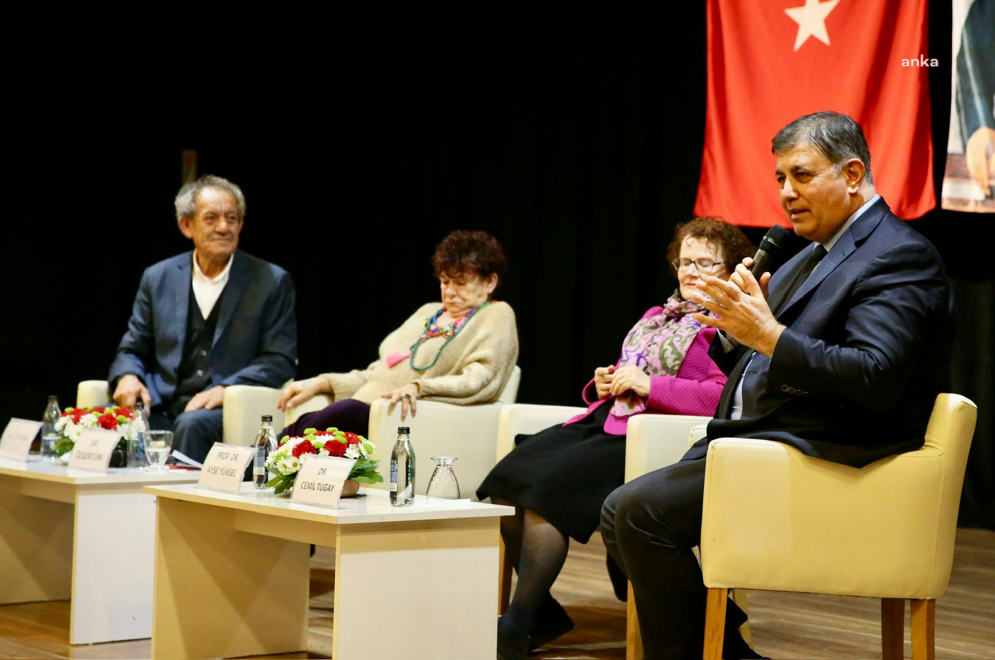 KARŞIYAKA'DA CUMHURİYET VE KADIN KONUŞULDU