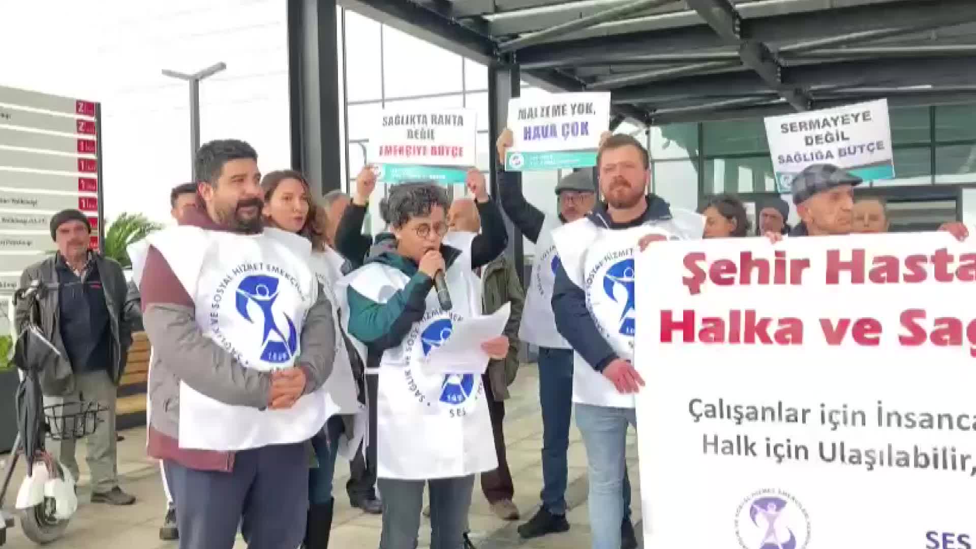 SES İZMİR’DEN BAYRAKLI ŞEHİR HASTANESİ ÖNÜNDE EYLEM: “NEREDEYSE PERSONELLER YAKA PAÇA POLİKLİNİKLERDEN TOPLANARAK ŞEHİR HASTANESİ’NE GÖTÜRÜLDÜ"