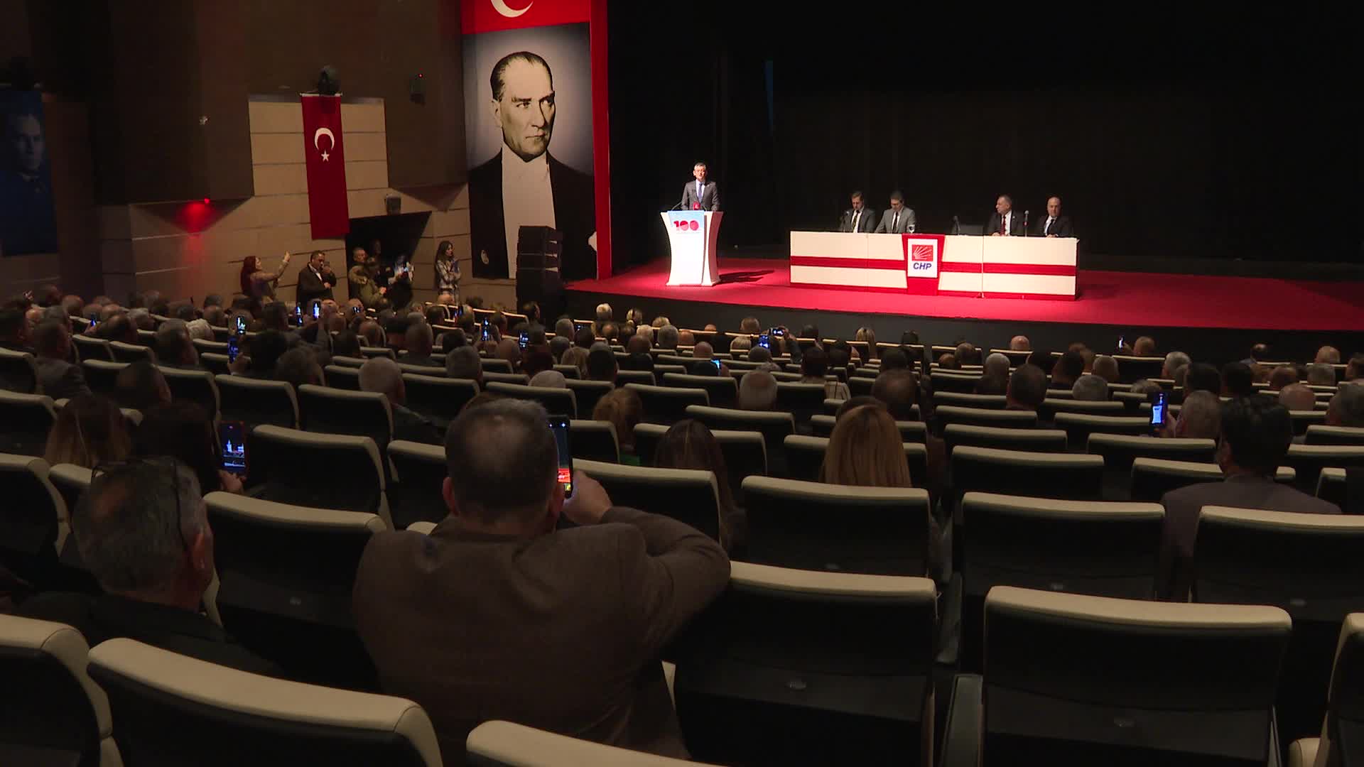 CHP GENEL BAŞKANI ÖZGÜR ÖZEL, MAHALLE MUHTARLARI İLE BİR ARAYA GELDİ