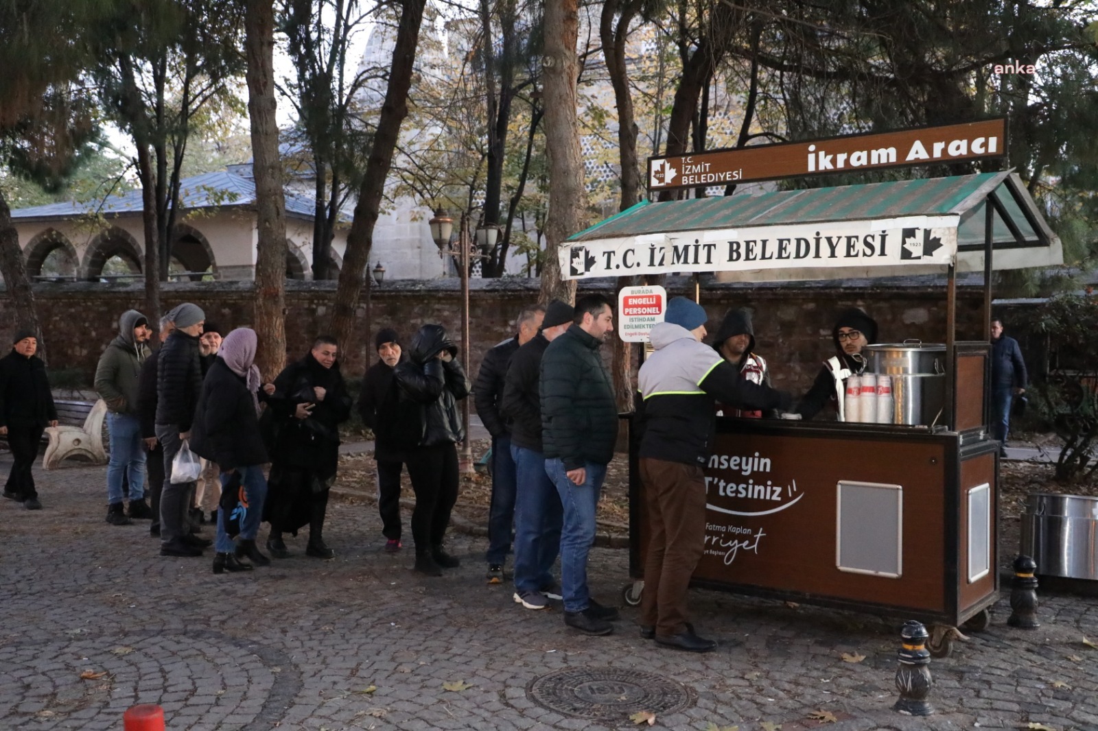 İZMİT BELEDİYESİ'NDEN SICAK ÇORBA İKRAMI