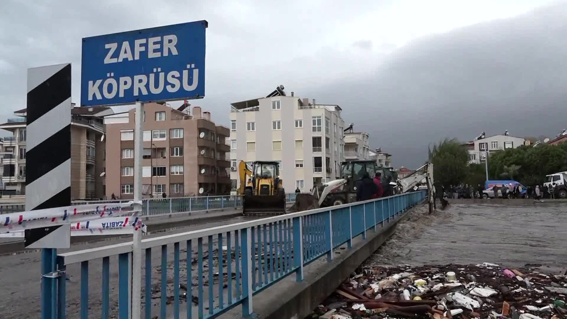 EDREMİT’TE ŞİDDETLİ YAĞIŞ SONRASI BELEDİYE EKİPLERİ SAHADA