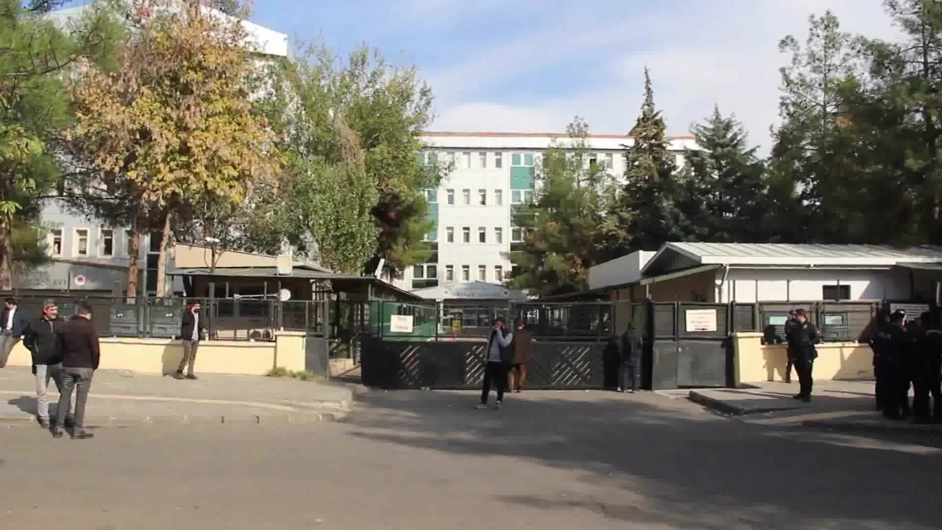 TAHİR ELÇİ CİNAYETİ DAVASI 6 MART 2024'E ERTELENDİ... DİYARBAKIR BAROSU BAŞKANI EREN: "MAHKEMEDE ÇİZİLEN SENARYONUN SON NOKTASINI KOYDULAR"