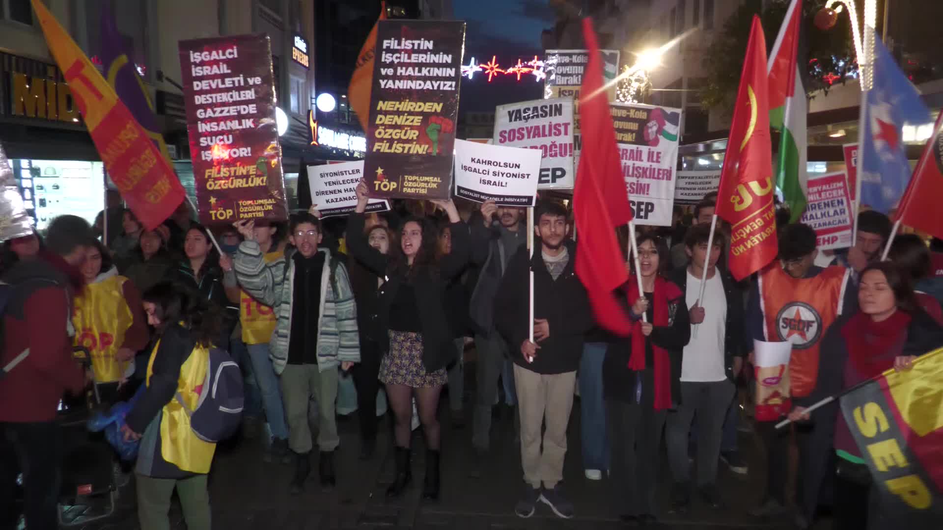 İZMİR’DE FİLİSTİN’E DESTEK İÇİN ALSANCAK LİMANI ÖNÜNDE EYLEM: “BURADAN KALKAN GEMİLER BOMBA OLARAK GAZZELİLERİN ÜZERİNE YAĞIYOR”