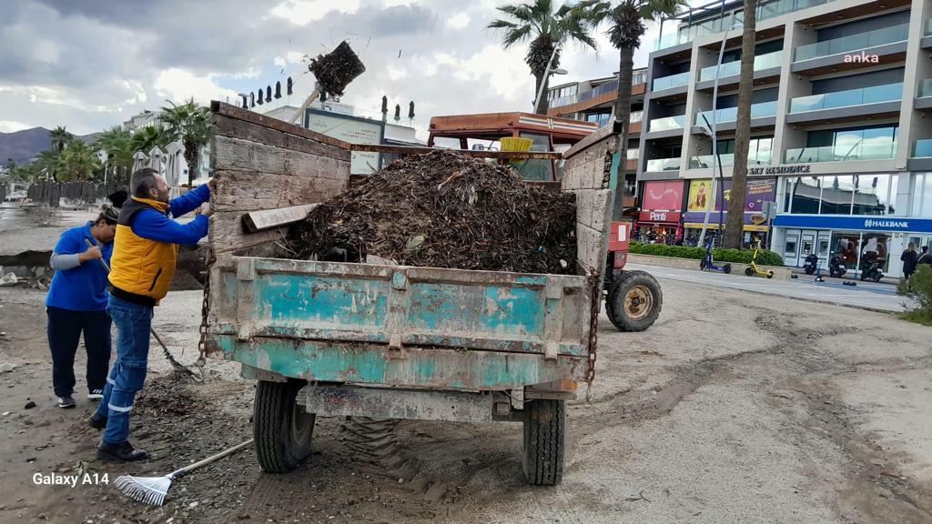 MARMARİS'TE FIRTINAYLA GELEN ATIKLAR TEMİZLENDİ