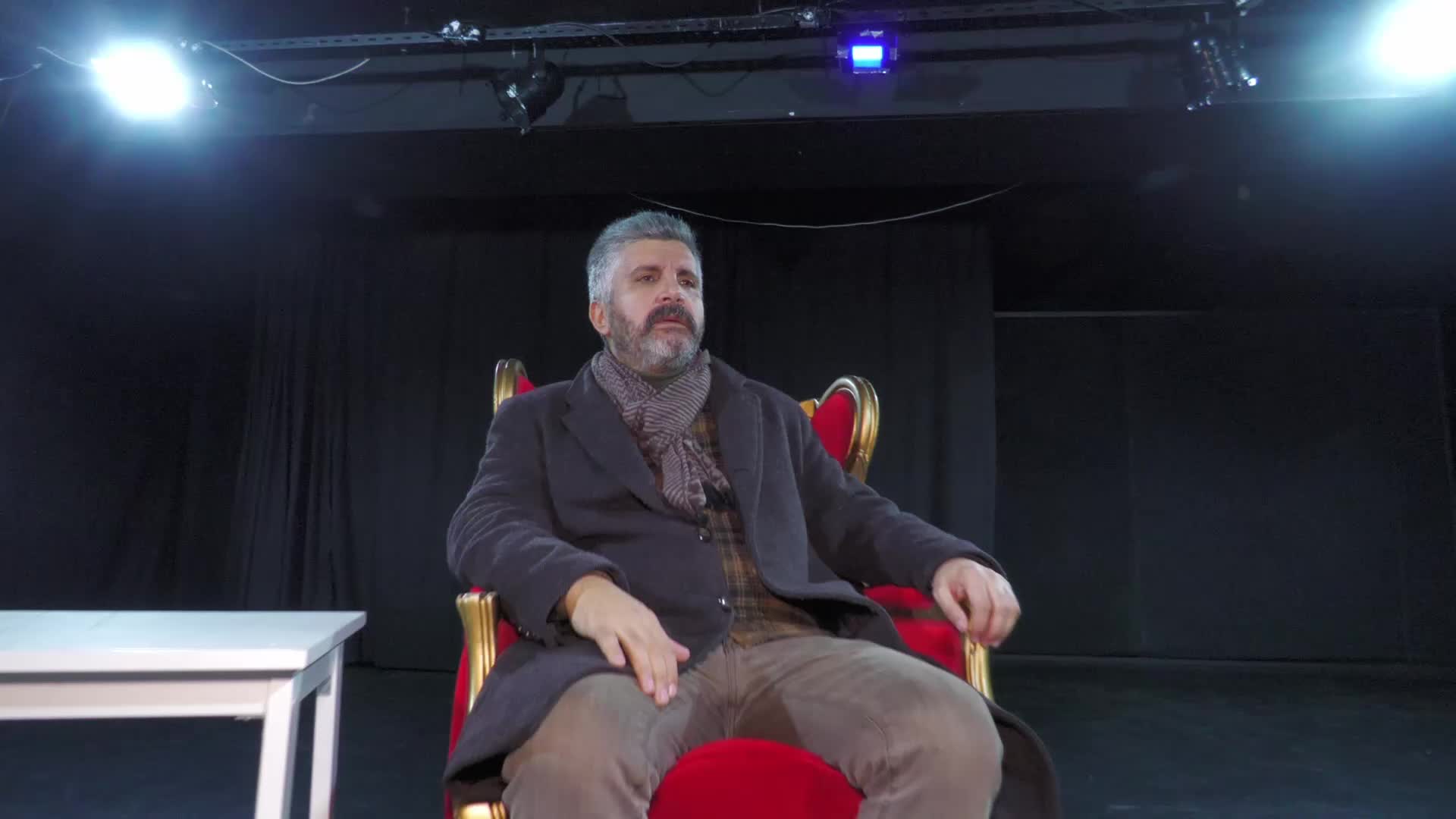 SABAHATTİN ALİ’Yİ ANLATAN “BAŞIN ÖNE EĞİLMESİN” OYUNU İLK GÖSTERİMİNİ YAPTI... YAZAN VE OYNAYAN HAFIZ SENGİR: “HER ANINI YAŞAYARAK, HİSSEDEREK ÇALIŞTIM”