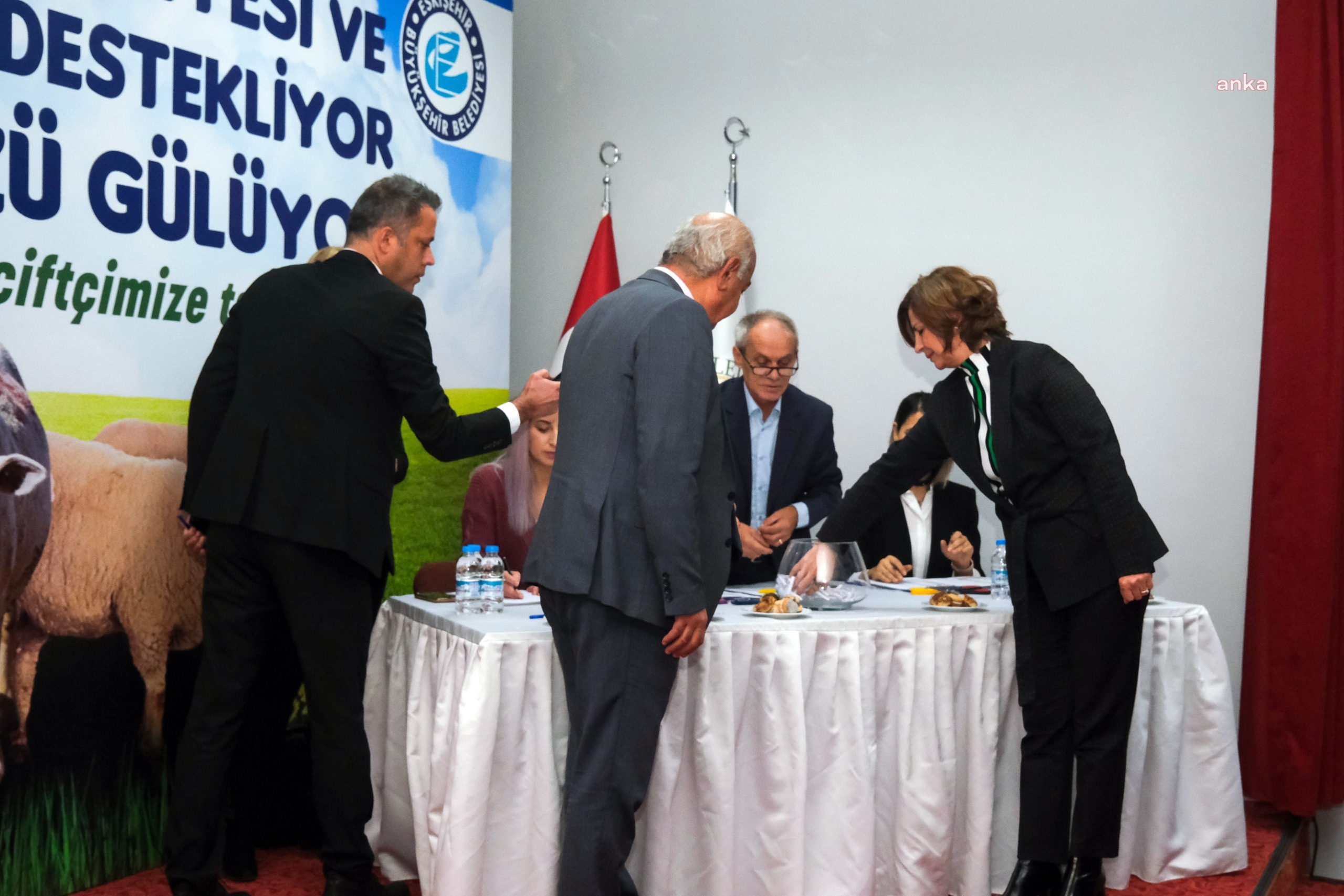 ESKİŞEHİR BÜYÜKŞEHİR'DEN ALPU’DA KÜÇÜK ÇİFTÇİYE NOTER HUZURUNDA DESTEK