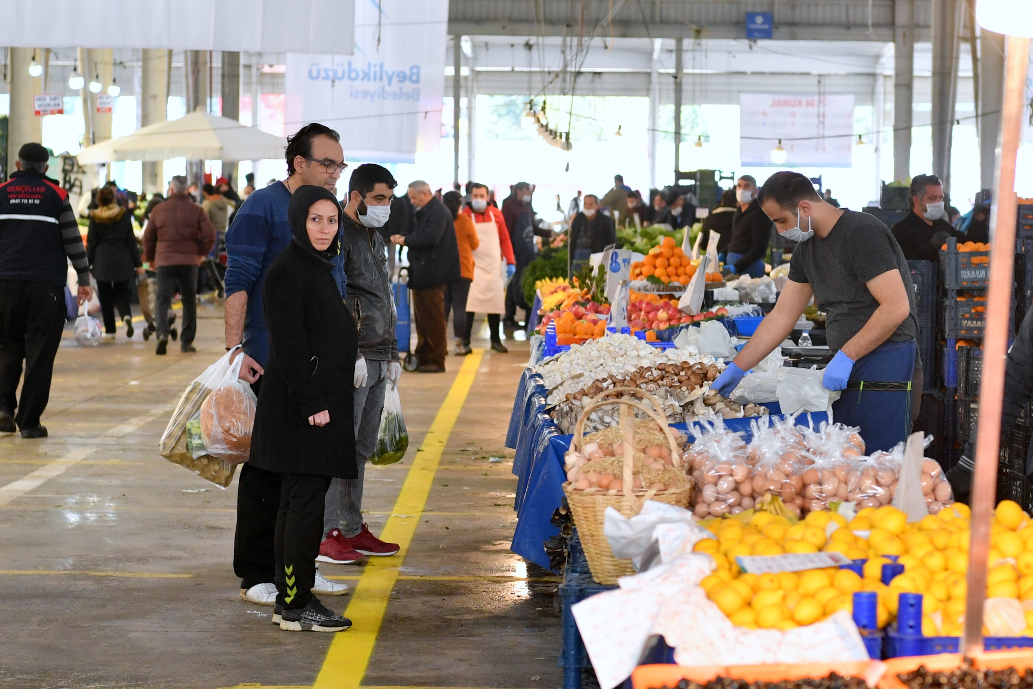 BEYLİKDÜZÜ BELEDİYESİ’NDEN ÖRNEK PAZAR UYGULAMASI