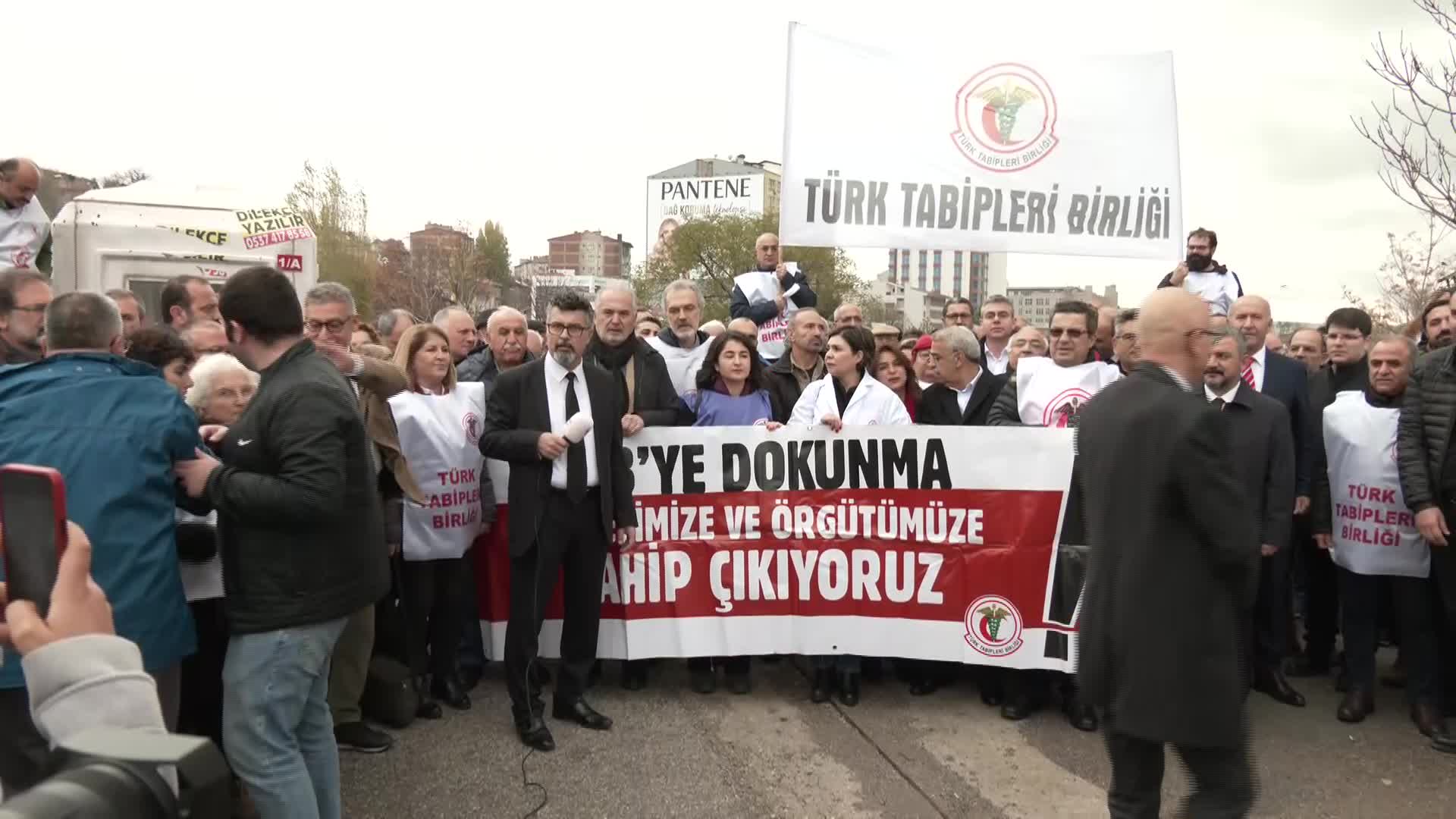 TTB  MERKEZ KONSEYİ’NİN GÖREVDEN ALINMASINA İLİŞKİN AÇILAN DAVANIN KARAR DURUŞMASI BAŞLADI... TTB BAŞKANI FİNCANCI: "SUSMUYORUZ, KORKMUYORUZ, HİÇBİR YERE GİTMİYORUZ"