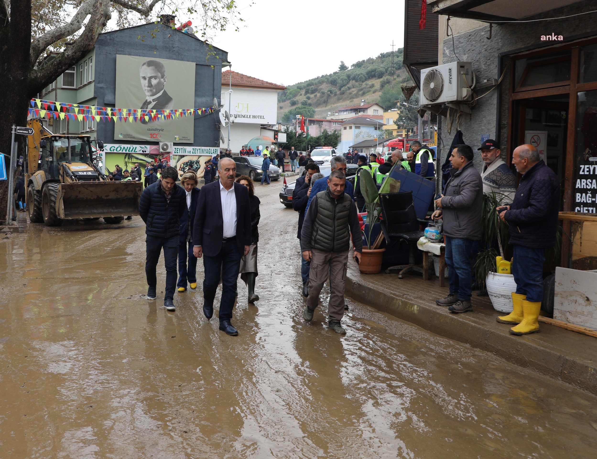 MUDANYA BELEDİYESİ EKİPLERİNDEN SEL SONRASI MÜDAHALE