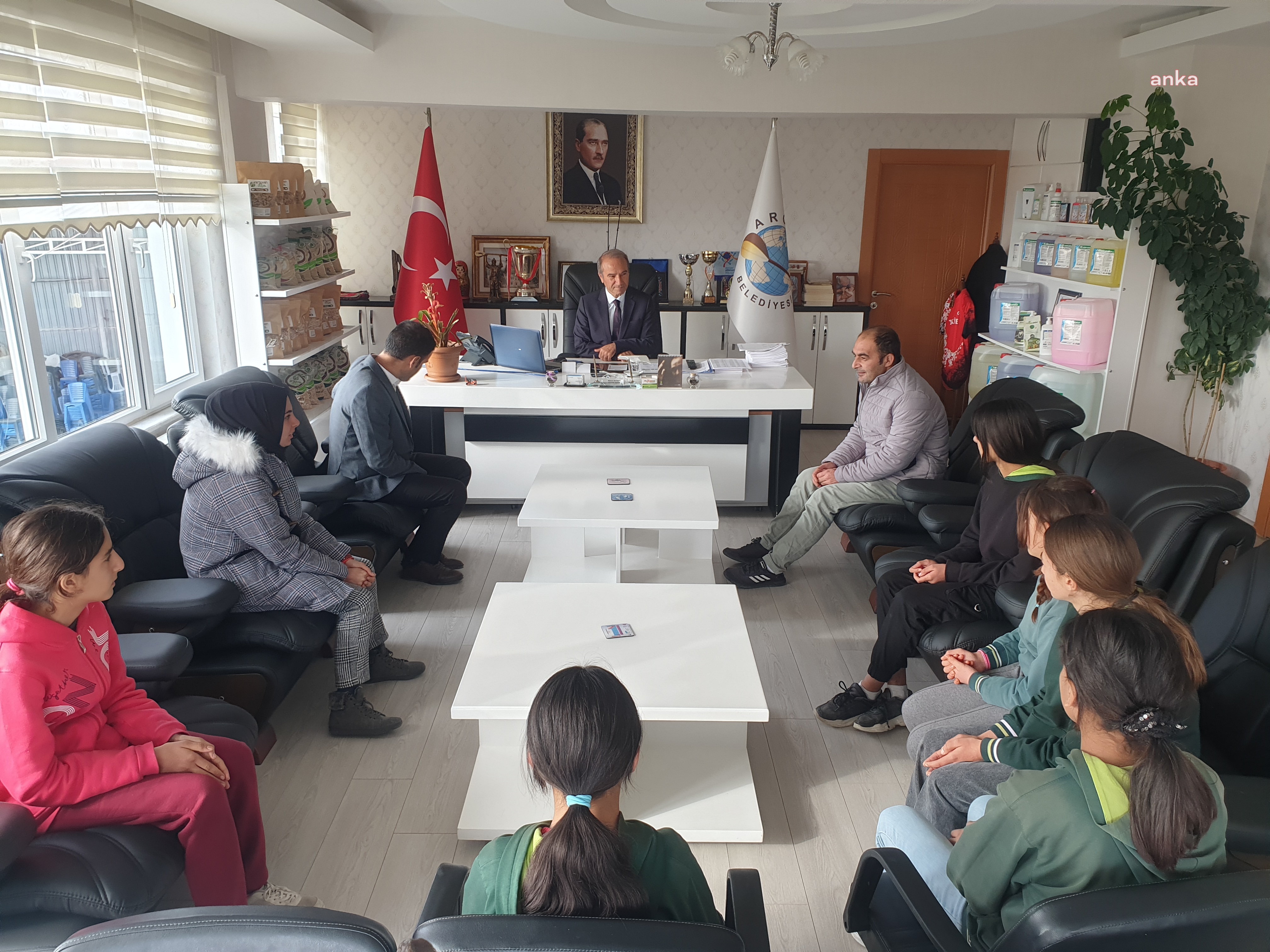 ARGUVAN BELEDİYE BAŞKANI KIZILDAŞ, BAŞARILI ATLETLERİ MAKAMINDA AĞIRLADI