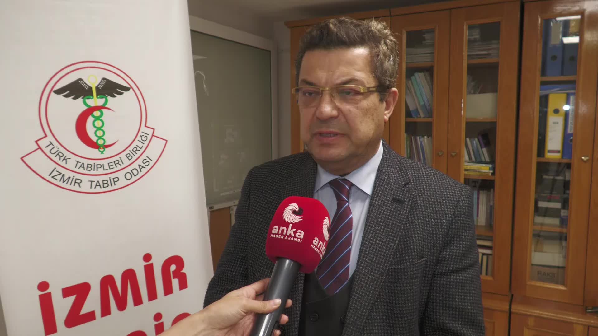 BAYRAKLI ŞEHİR HASTANESİ’NDE ÇALIŞACAK SAĞLIK PERSONELİ İÇİN BAŞVURULAR, HASTA KABUL TARİHİNDEN 44 GÜN SONRA AÇILDI... PROF. DR. KAYNAK: “PERSONEL İSTİHDAMINDAKİ PLANSIZLIK VE YETERSİZLİĞİN İFADESİ”