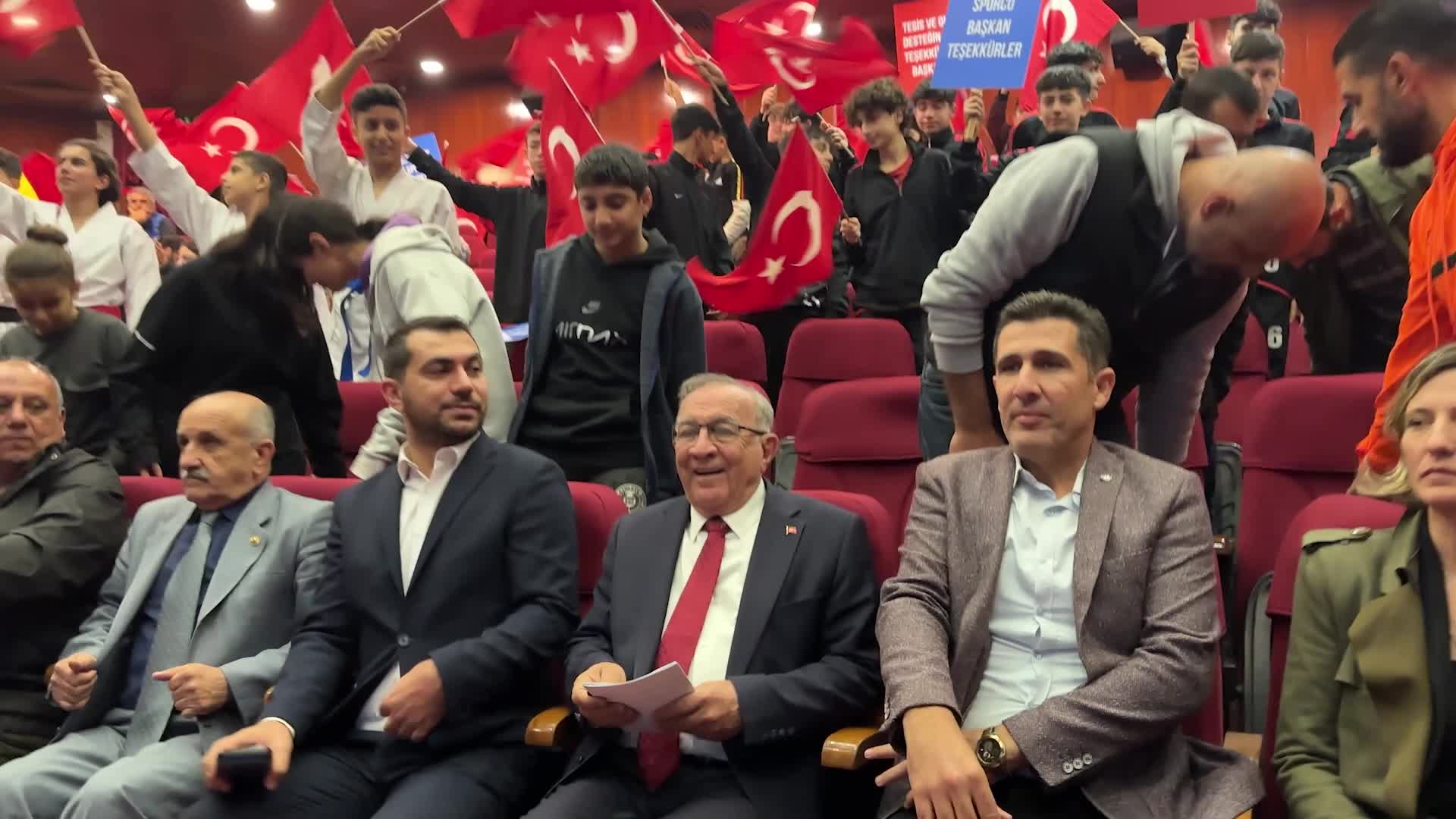 CHP HEYETİ SALDIRIYA UĞRAYAN HAKEM MELER'İ ZİYARET ETTİ... ALİ MAHİR BAŞARIR: "BİZLERİN ONDAN ÖZEL RİCASI, DEVAM ETMES, ŞİDDETE İNAT, BU VANDALLARA İNAT GÖREVİNİ YAPMASI"
