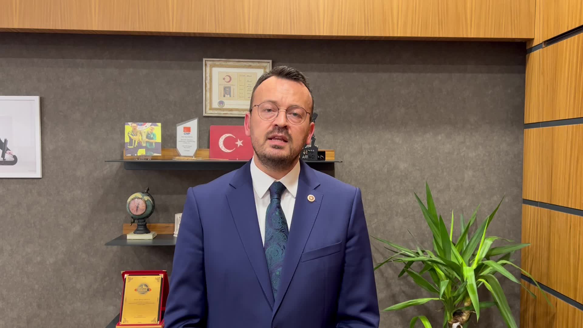ŞEREF ARPACI’DAN BAKAN ŞİMŞEK’E: “İÇ PİYASA DARALMADI. İÇ PİYASA BİTTİ, CAN ÇEKİŞİYOR. İHRACAT İSTİYORSUNUZ. KONTROLLÜ KUR POLİTİKASINA RAĞMEN YÜZDE 60 ENFLASYONLA İHRACAT NASIL YAPILACAK SAYIN BAKAN?”