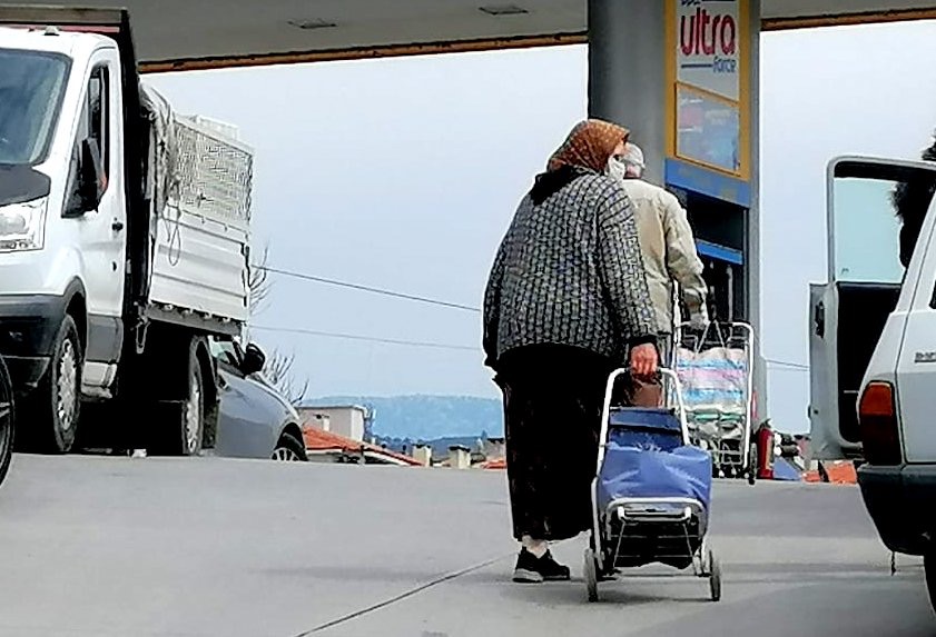 MENTEŞE AKYOL PAZARI'NDA YAŞLI AVI