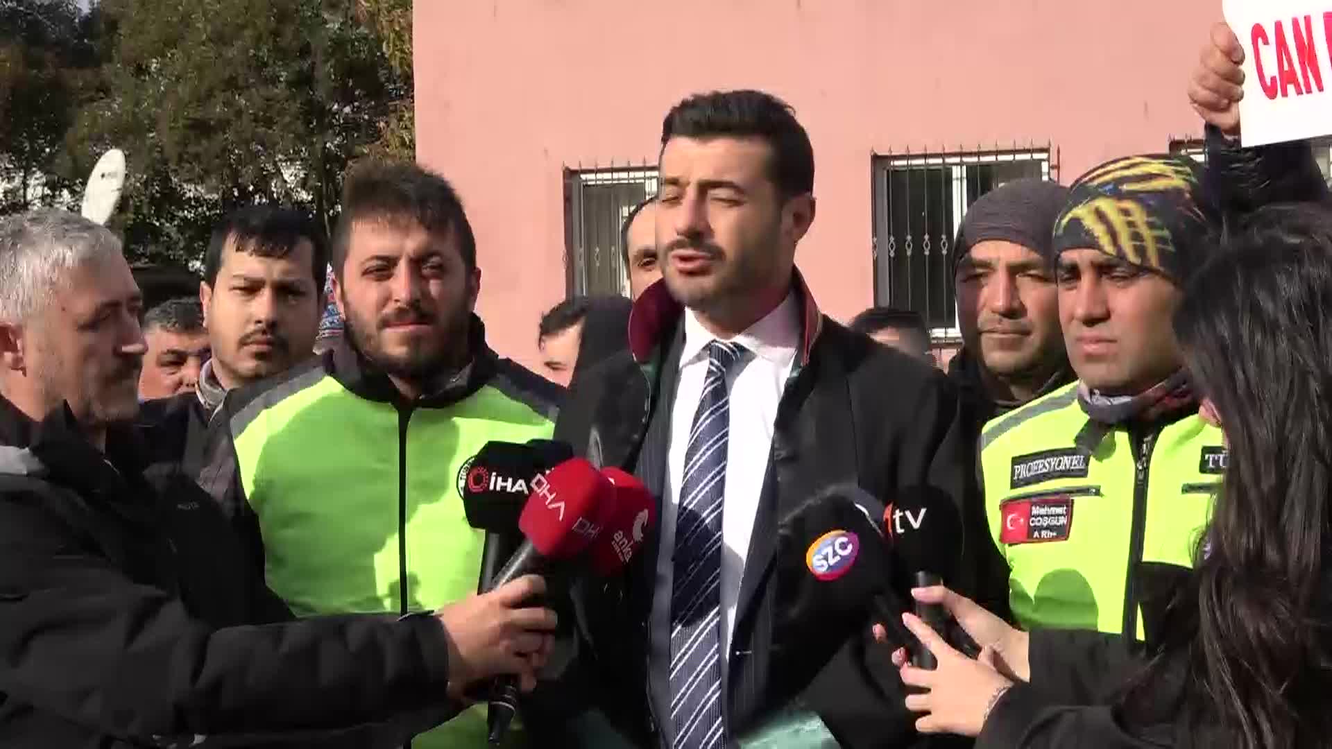 TRAFİK KAZASINDA AĞIR YARALANAN MOTOKURYE GÖÇER İÇİN ADLİYE ÖNÜNDE AÇIKLAMA: "GÖZALTI KARARININ ÇIKMASINI İSTİYORUZ"