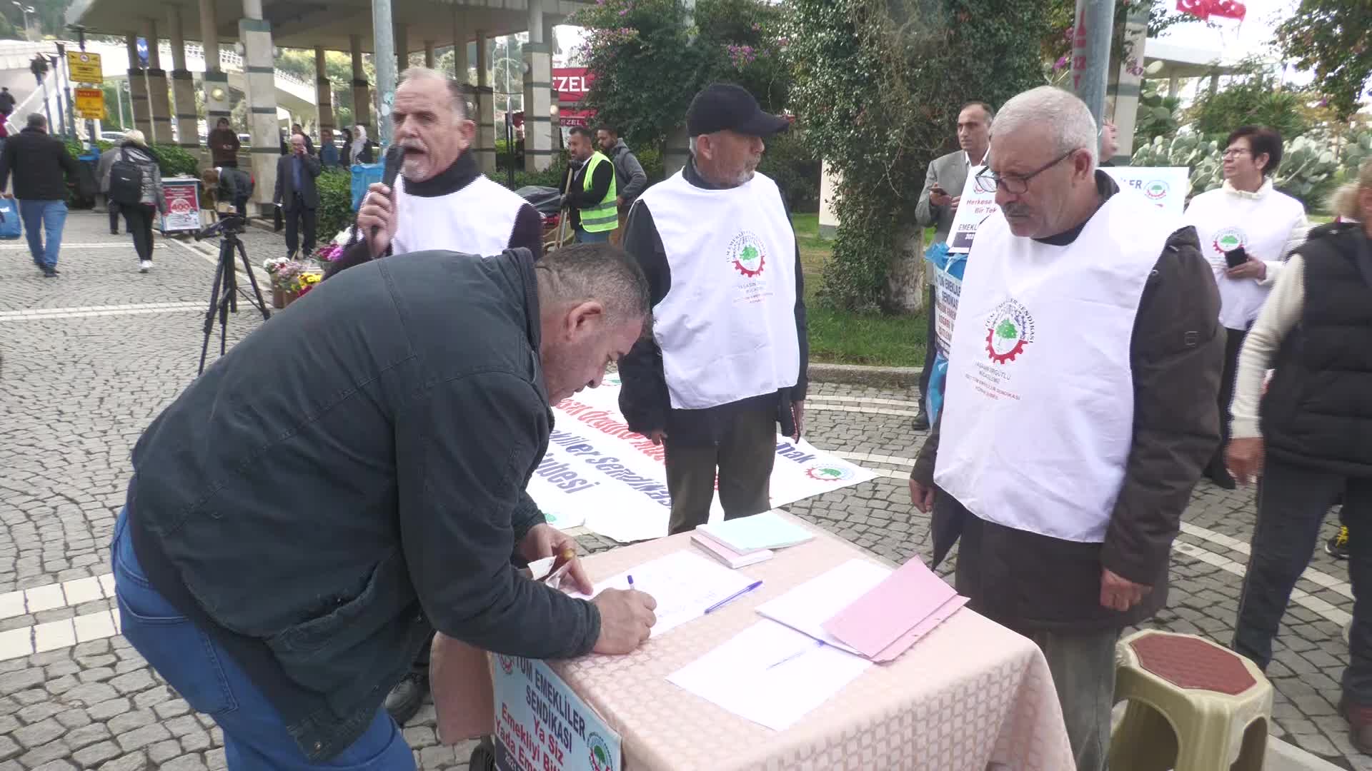 İZMİR'DE EMEKLİLER MAAŞLARINI PROTESTO ETTİ, İMZA KAMPANYASI DÜZENLEDİ: "MİLYONLARCA EMEKLİ AÇLIK VE YOKSULLUKLA BAŞ BAŞA. DÜŞÜN ARTIK BİZLERİN DE MEMLEKETİN DE SIRTINDAN"