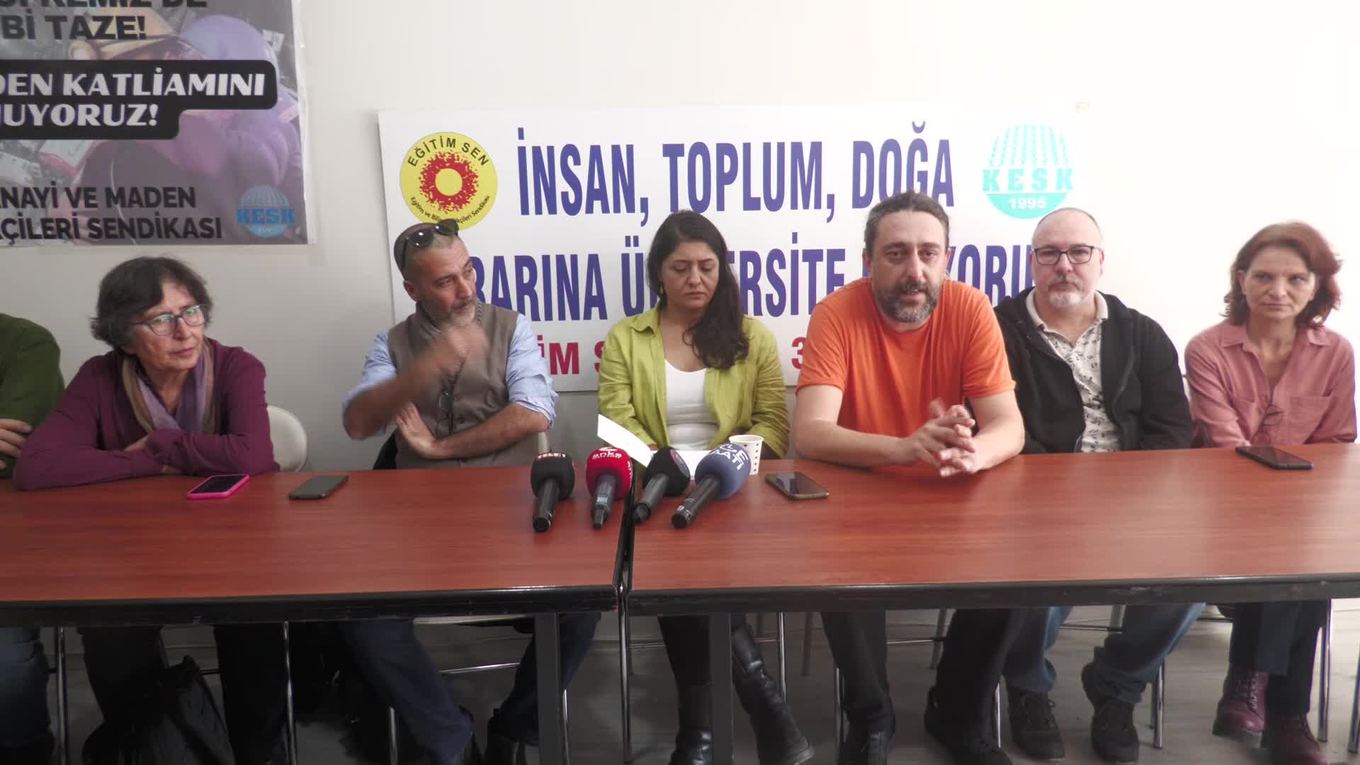 EĞİTİM-SEN İZMİR ÜNİVERSİTELER ŞUBE BAŞKANI LÜLÜFER KÖRÜKMEZ: “BARIŞ AKADEMİSYENLERİ GÖREVİNE DÖNDÜ DİYE BİR KANI VAR. ANCAK BÖYLE DEĞİL. HERKES İŞİNE DÖNENE KADAR MÜCADELE ETMEYE DEVAM EDECEĞİZ"